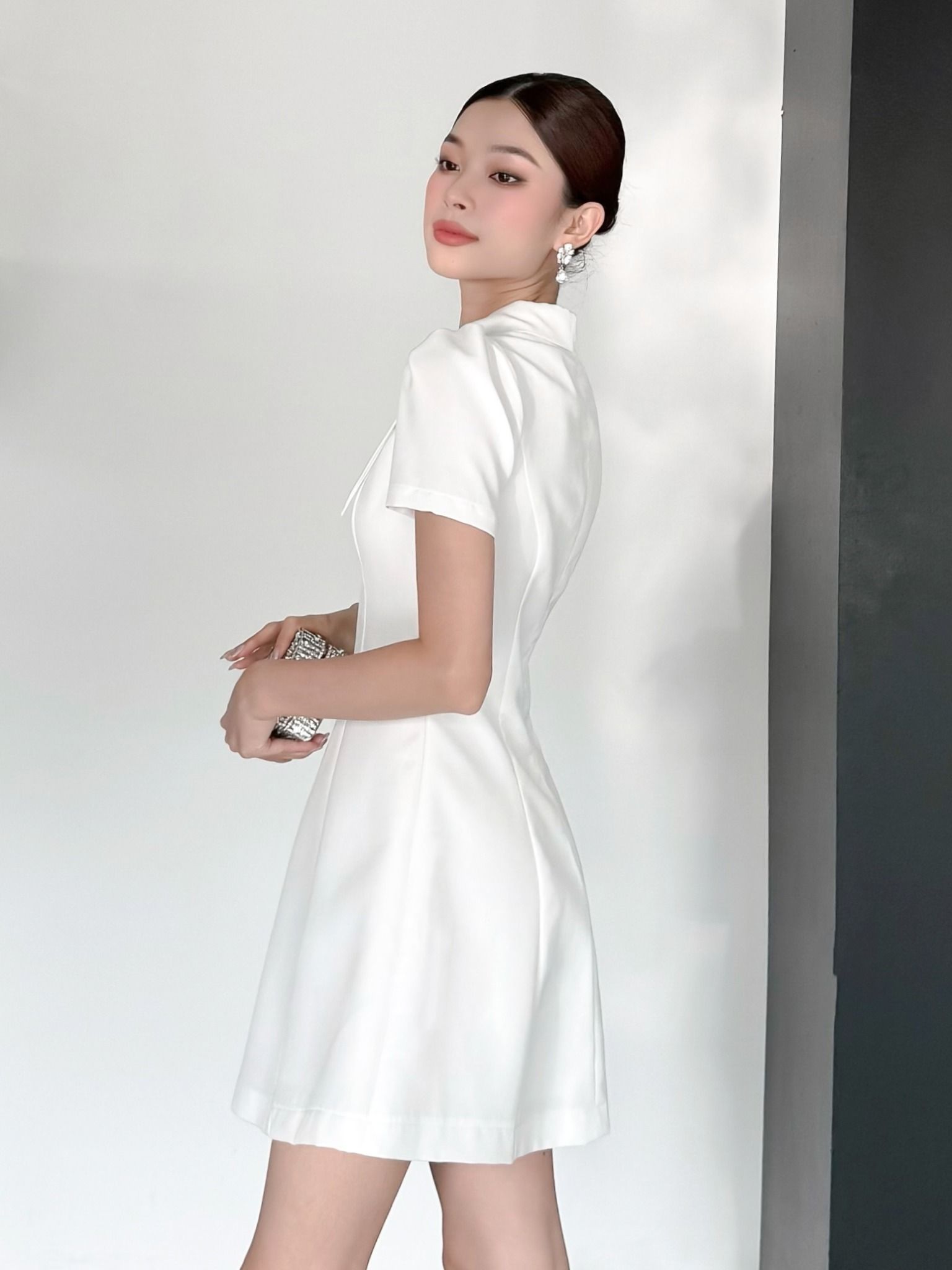 Đầm tiệc ngắn phối lá cổ nhọn - D3598B