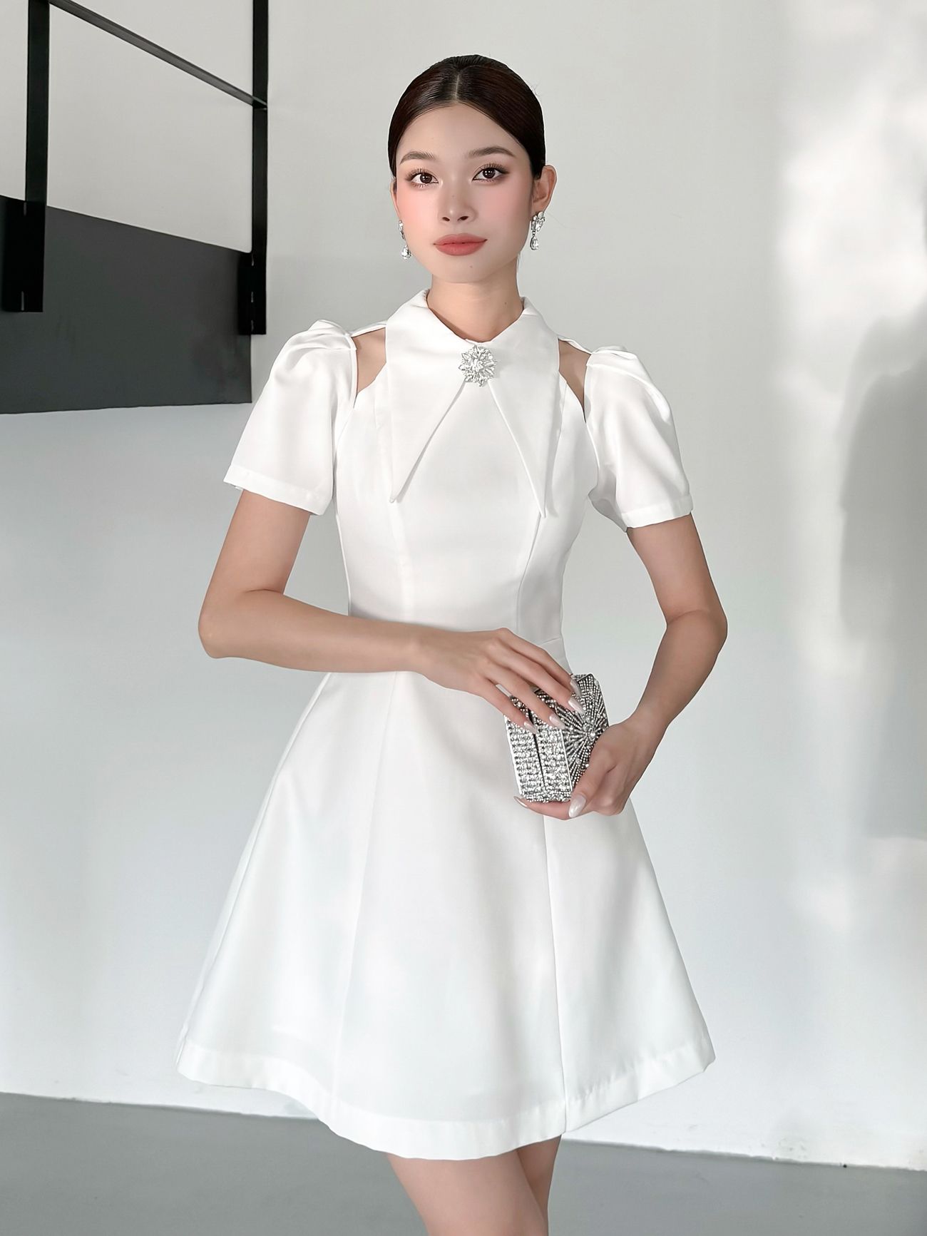Đầm tiệc ngắn phối lá cổ nhọn - D3598B