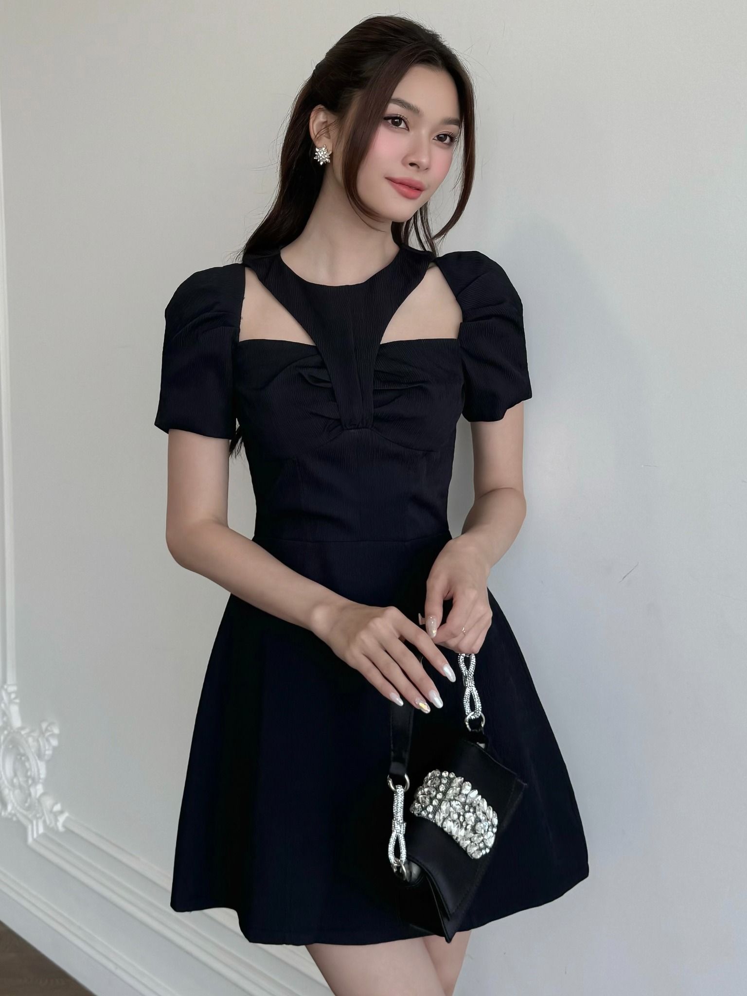 Đầm A ngắn nhún ngực cut-out vai - D3761