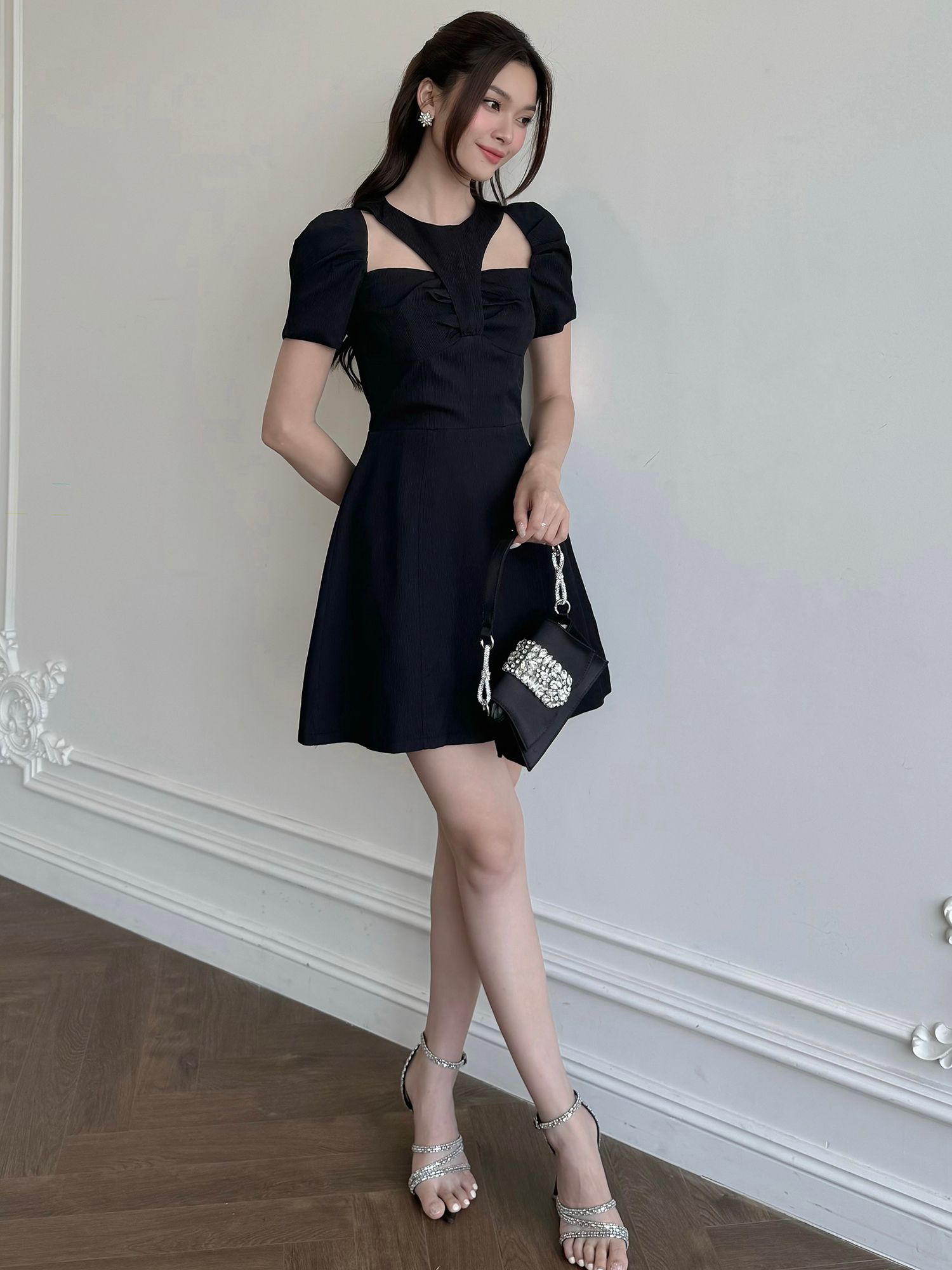 Đầm A ngắn nhún ngực cut-out vai - D3761