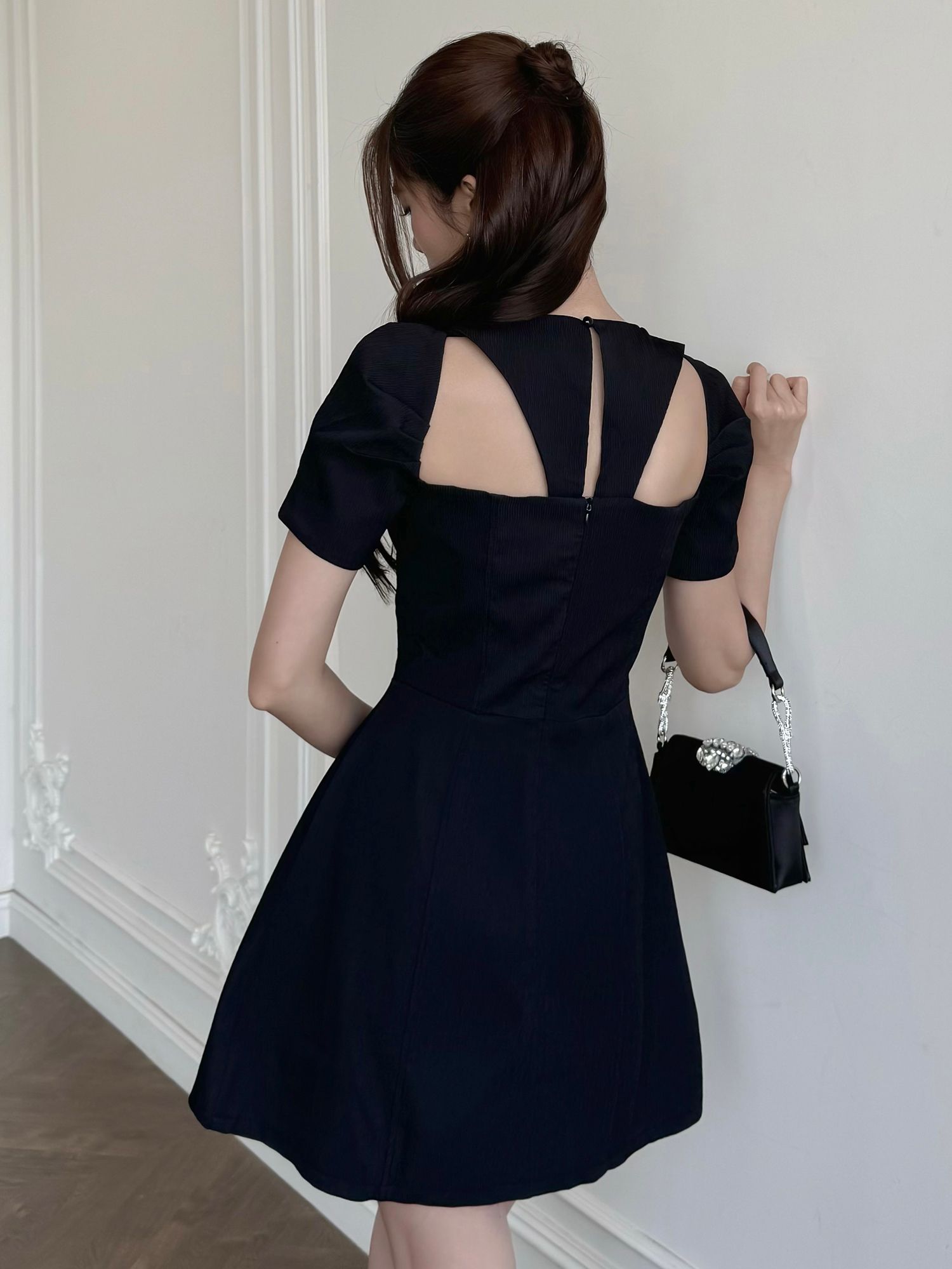Đầm A ngắn nhún ngực cut-out vai - D3761