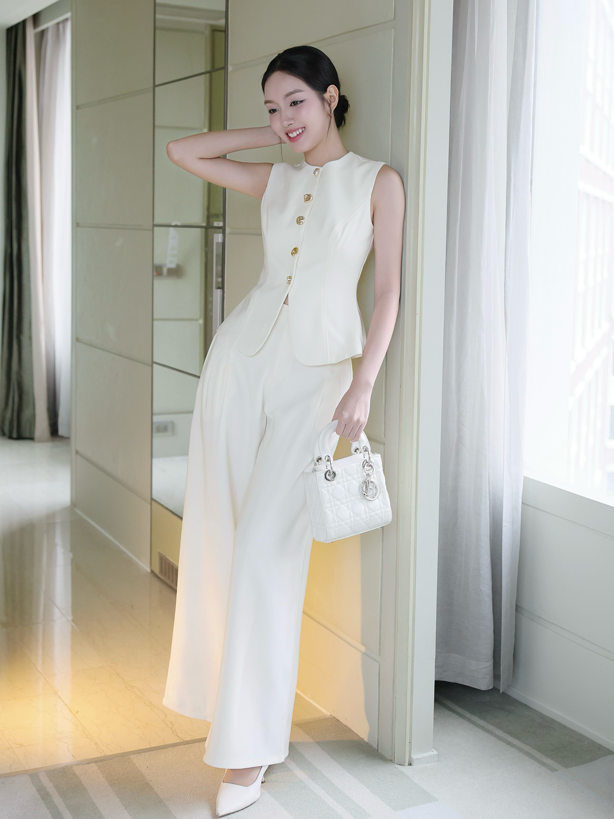 Áo kiểu công sở cổ tròn nút kiểu A4450A