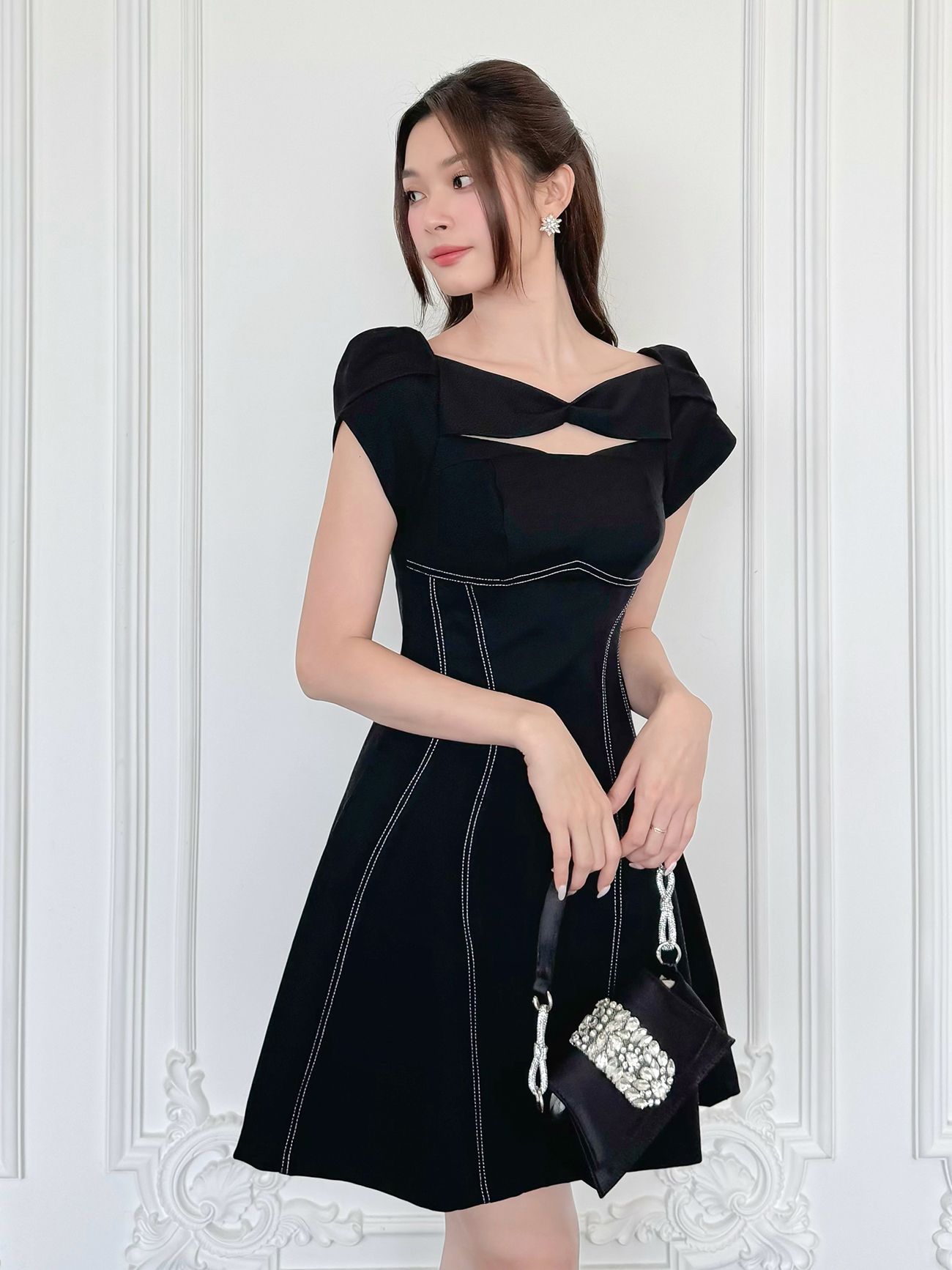 Đầm A ngắn cut-out ngực nhún nơ - D3794