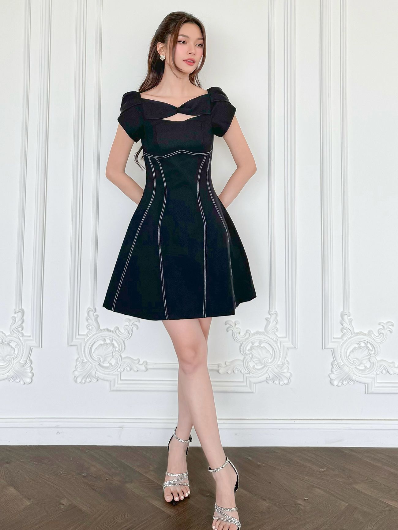 Đầm A ngắn cut-out ngực nhún nơ - D3794