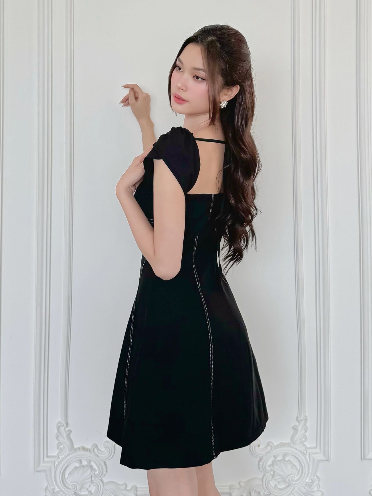 Đầm A ngắn cut-out ngực nhún nơ - D3794
