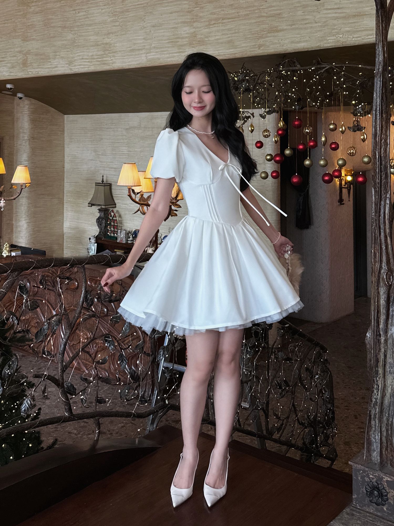 Đầm ngắn cổ V tay phồng tùng xếp xoè đứng form chất cotton mịn-D4150B