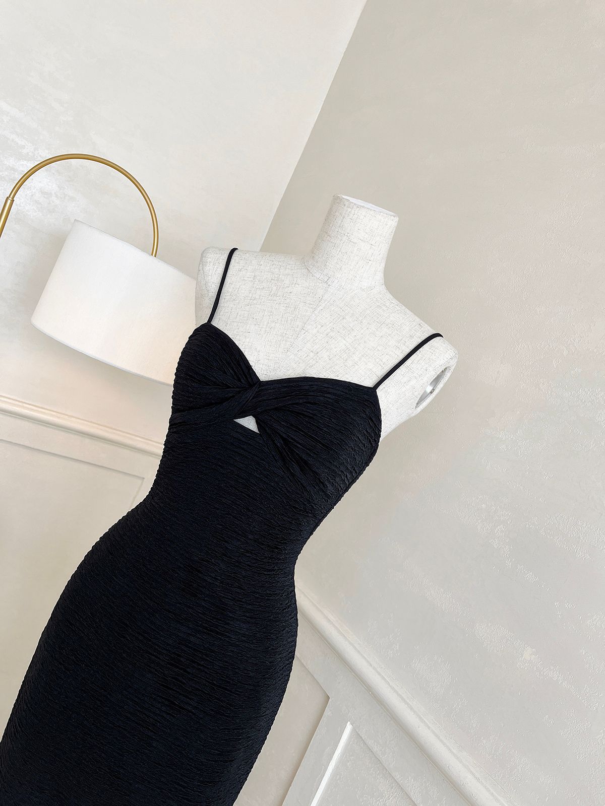 Đầm body 2 dây xoắn ngực xẻ tà-D2237