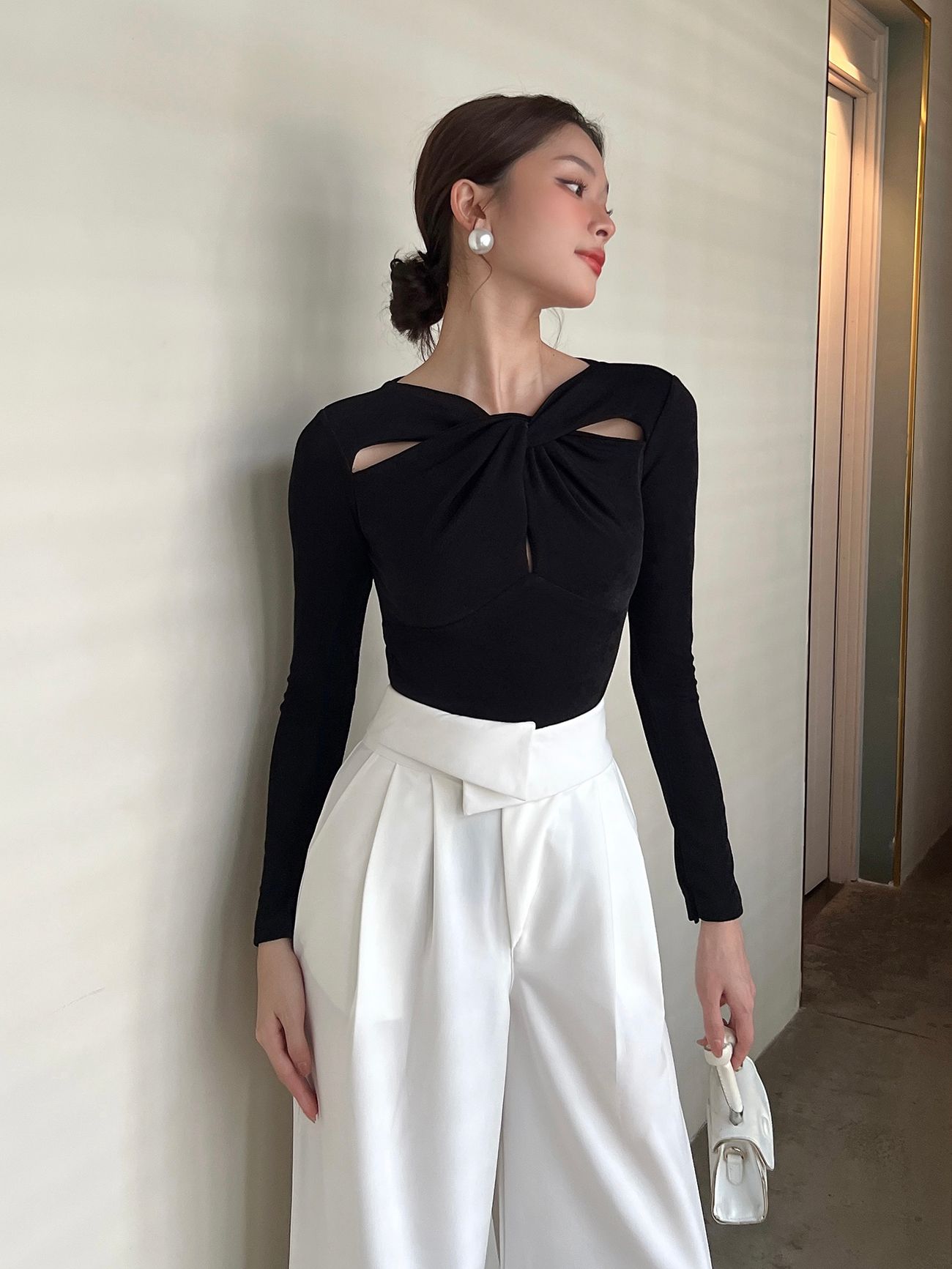 Áo thun xoắn ngực cut-out vai - A2406