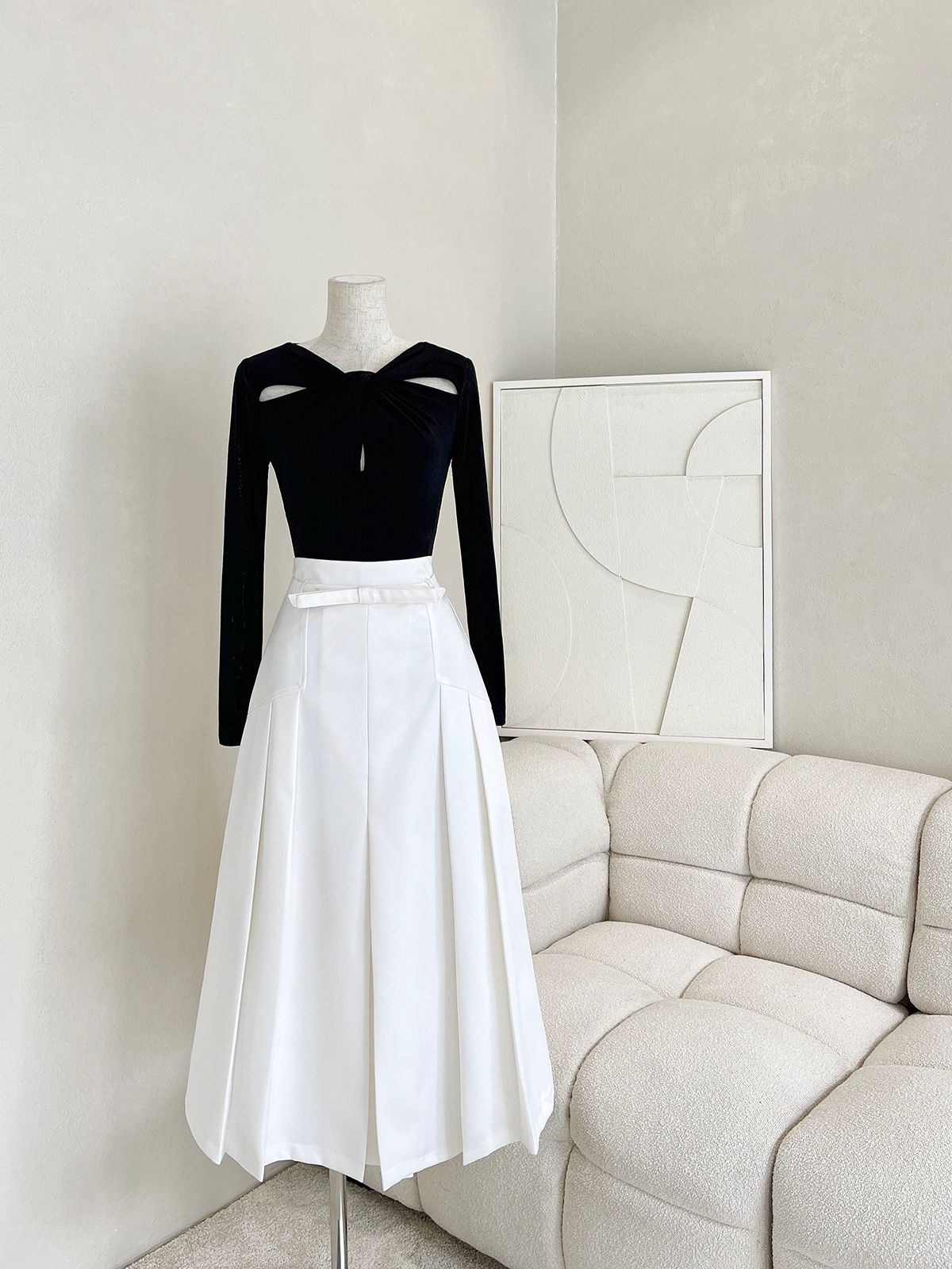 Áo thun xoắn ngực cut-out vai - A2406