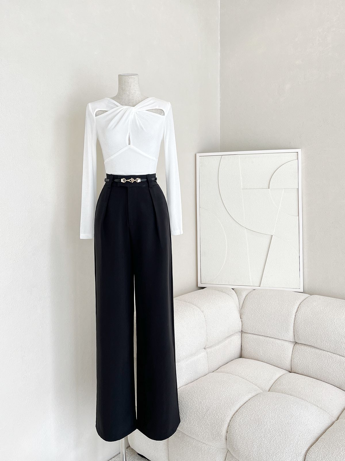 Áo thun xoắn ngực cut-out vai - A2406