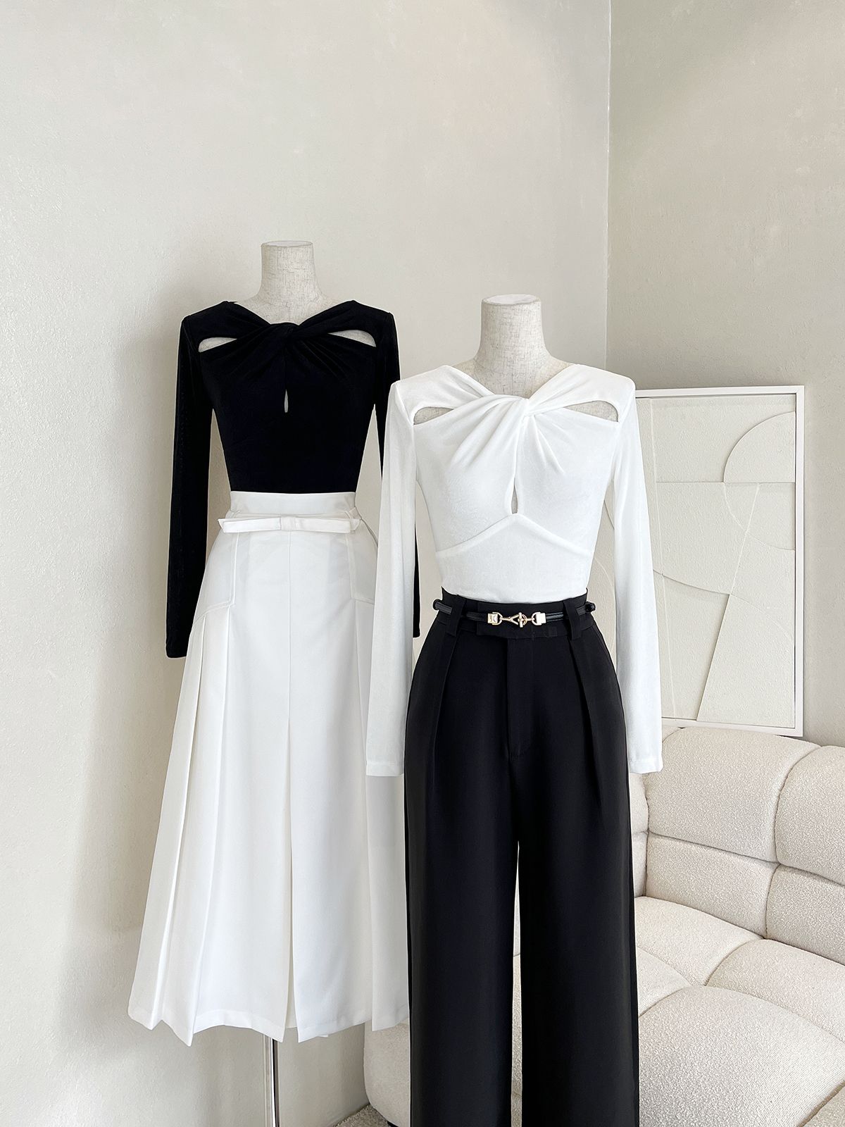 Áo thun xoắn ngực cut-out vai - A2406