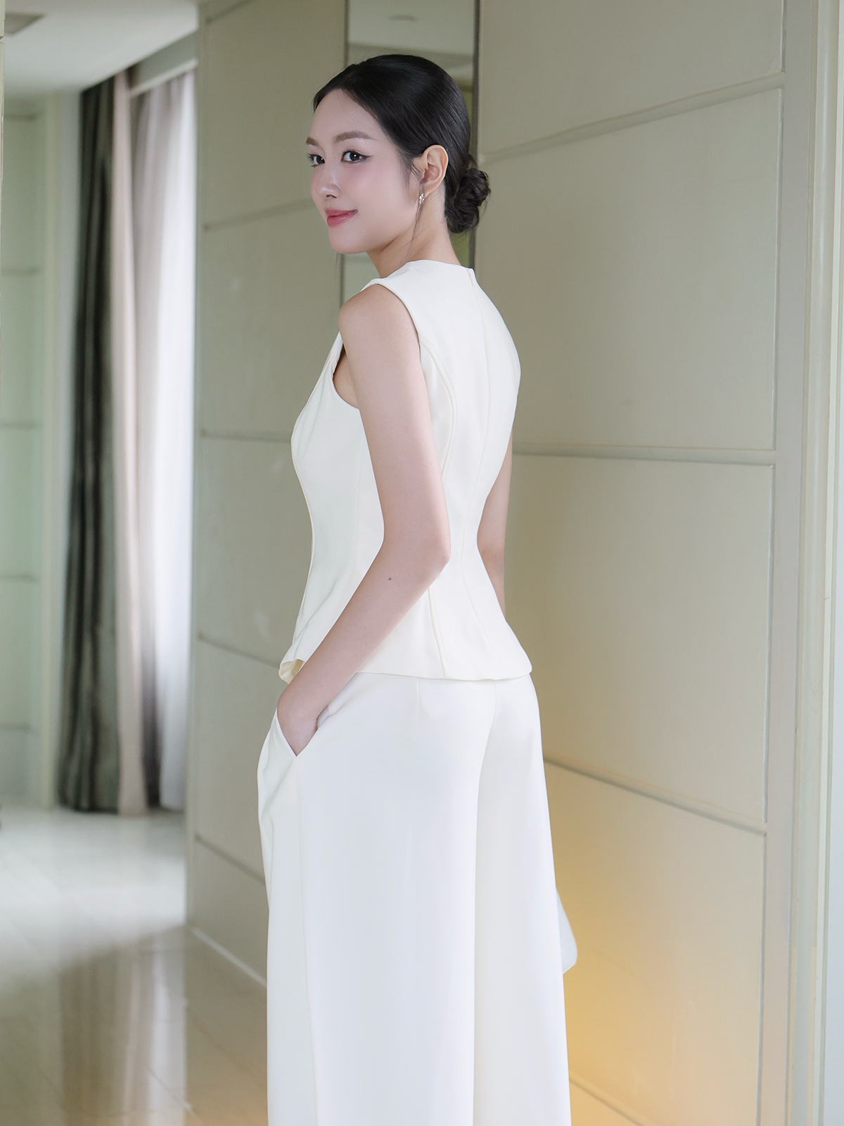 Áo kiểu công sở cổ tròn nút kiểu A4450A