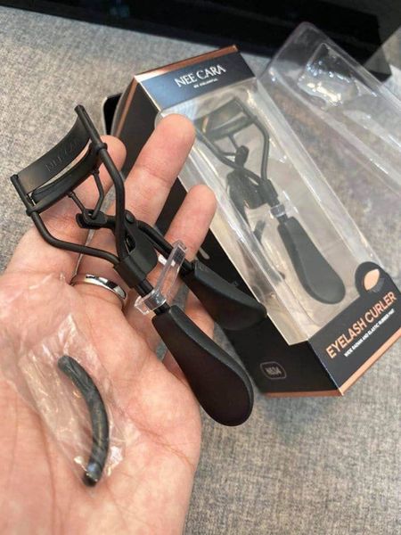 NEE CARA BẤM MI HỘP ĐEN