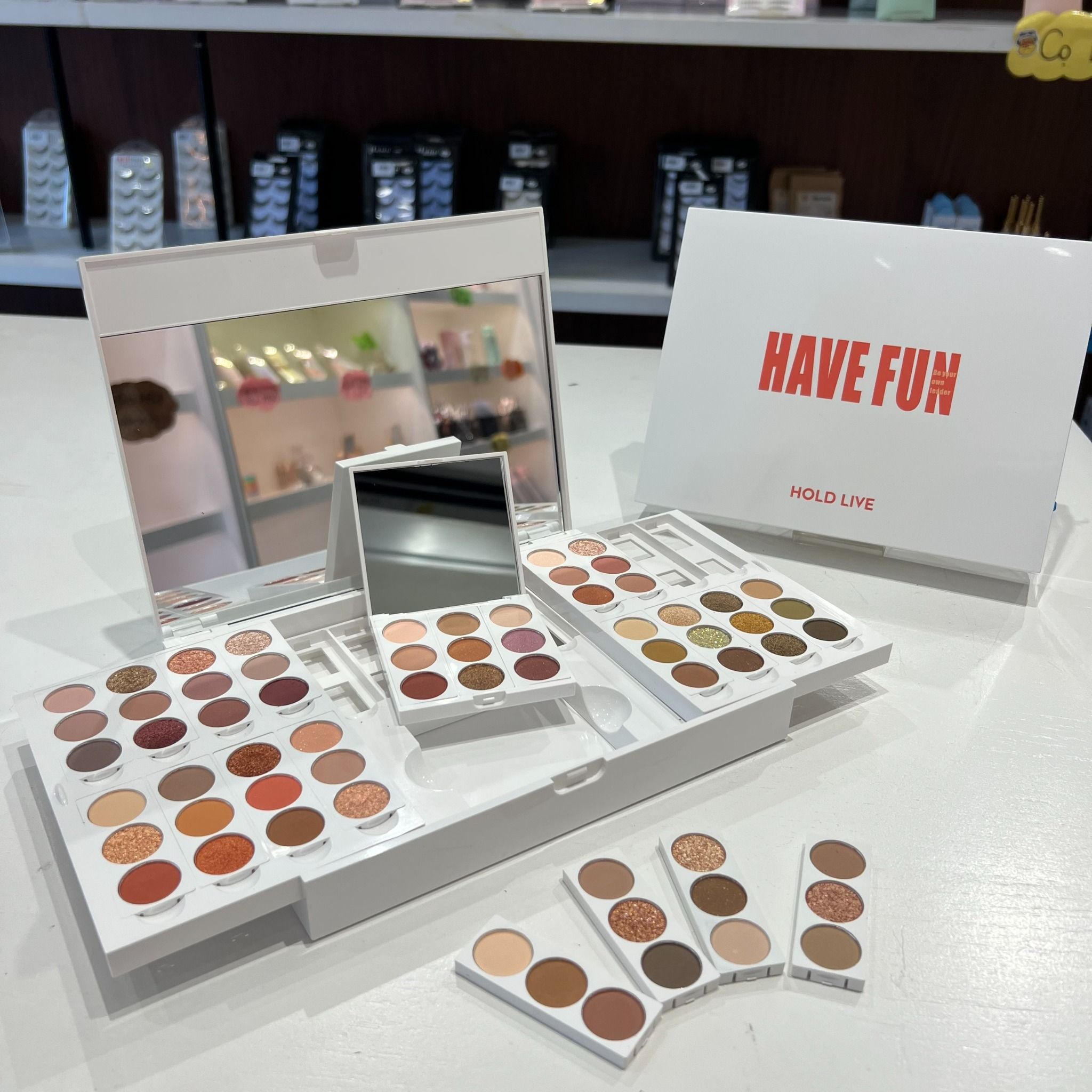 HAVE FUN HỘP PHẤN MẮT 63 Ô HOLDLIVE