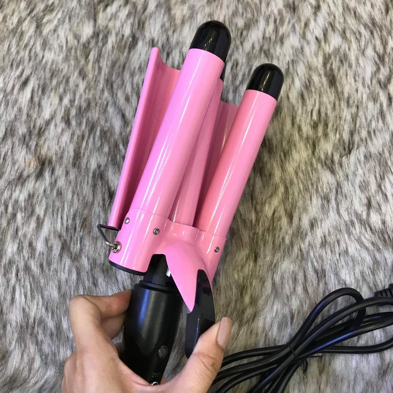 MÁY UỐN TÓC SÓNG NƯỚC 3 LỌN MÀU HỒNG (SIZE 25CM)