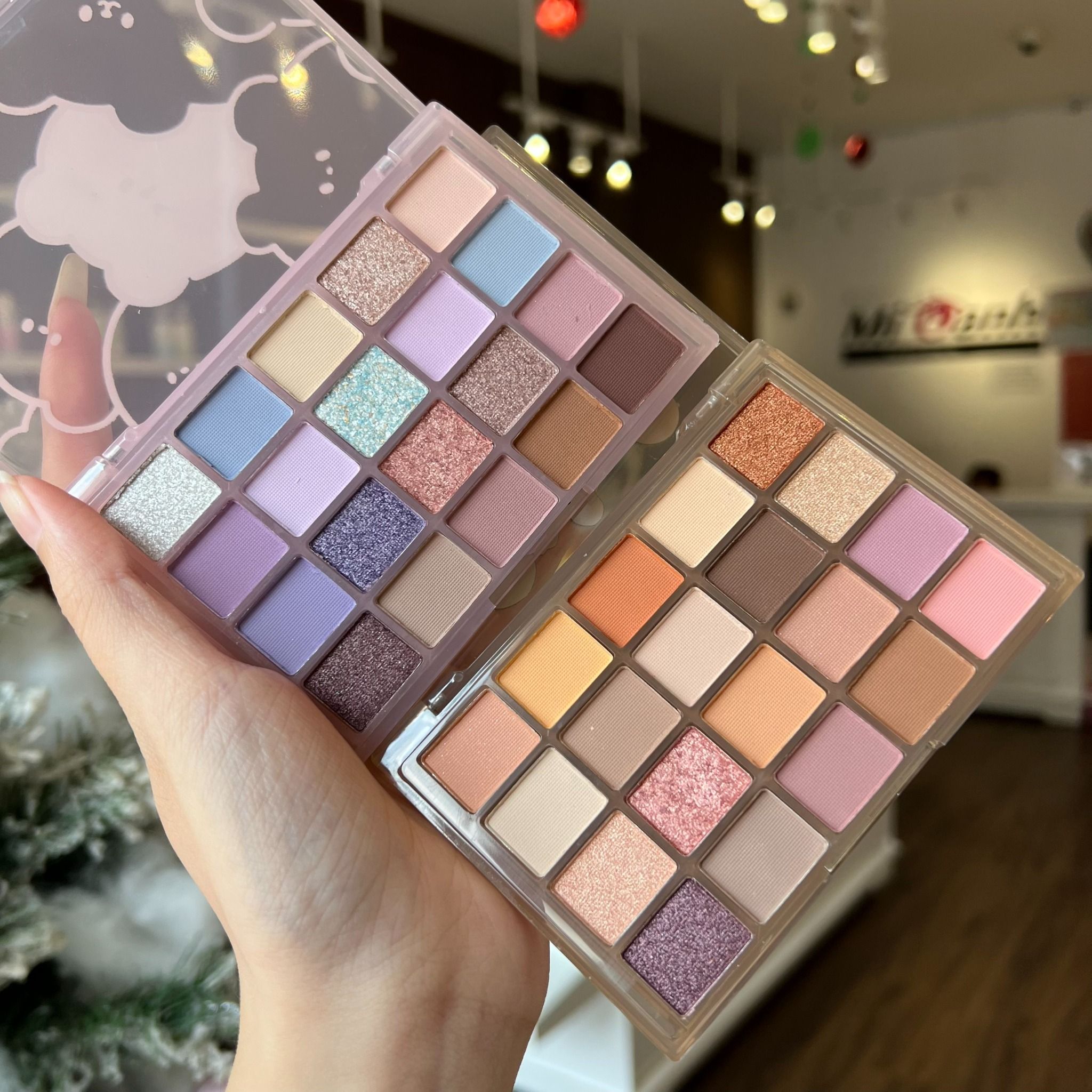 Cute Bear bảng phấn mắt 20 ô màu thương hiệu PCXC với họa tiết chú gấu hoạt hình xinh xắn