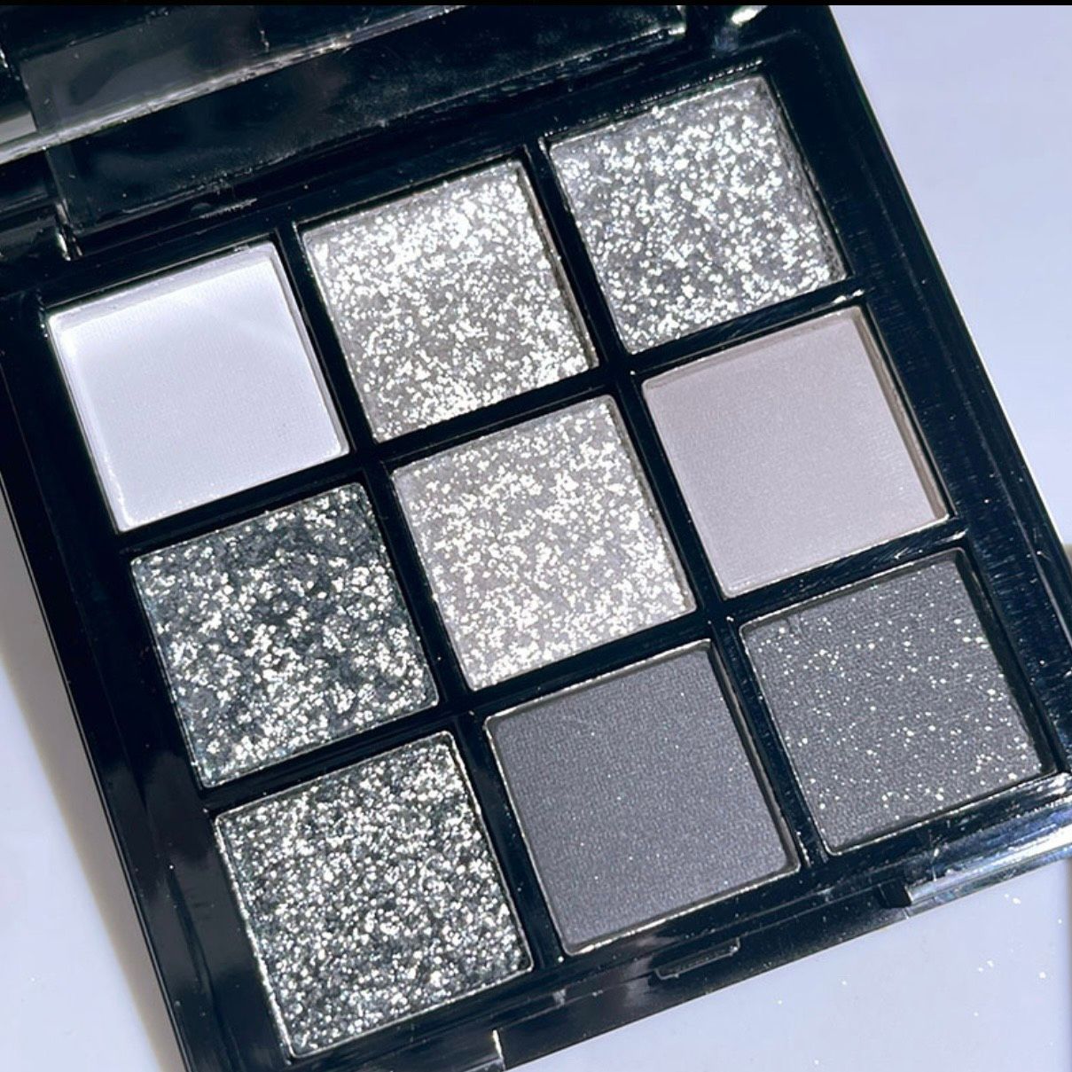 Grey Smoke hộp phấn mắt 9 ô tone xám khói thời thượng thương hiệu Tati Beauty