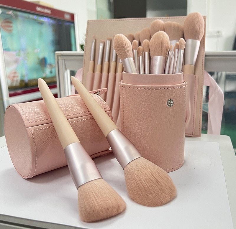 Bộ cọ trang điểm cá nhân 11 cây đi kèm bao da hình trụ màu hồng pastel siêu cute