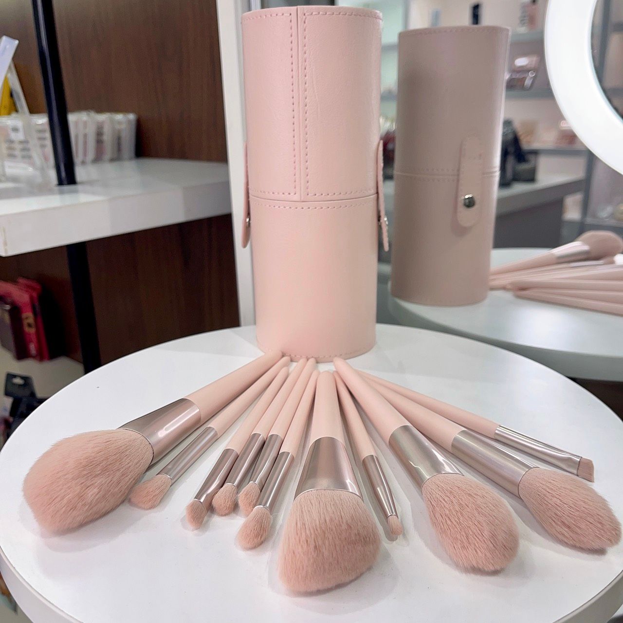 Bộ cọ trang điểm cá nhân 11 cây đi kèm bao da hình trụ màu hồng pastel siêu cute