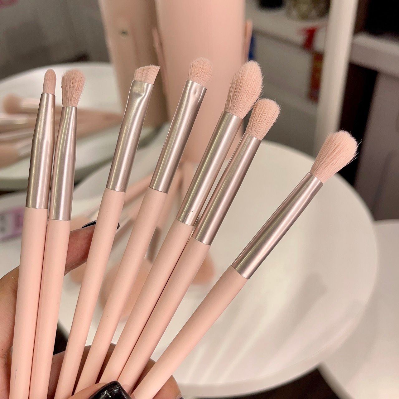 Bộ cọ trang điểm cá nhân 11 cây đi kèm bao da hình trụ màu hồng pastel siêu cute