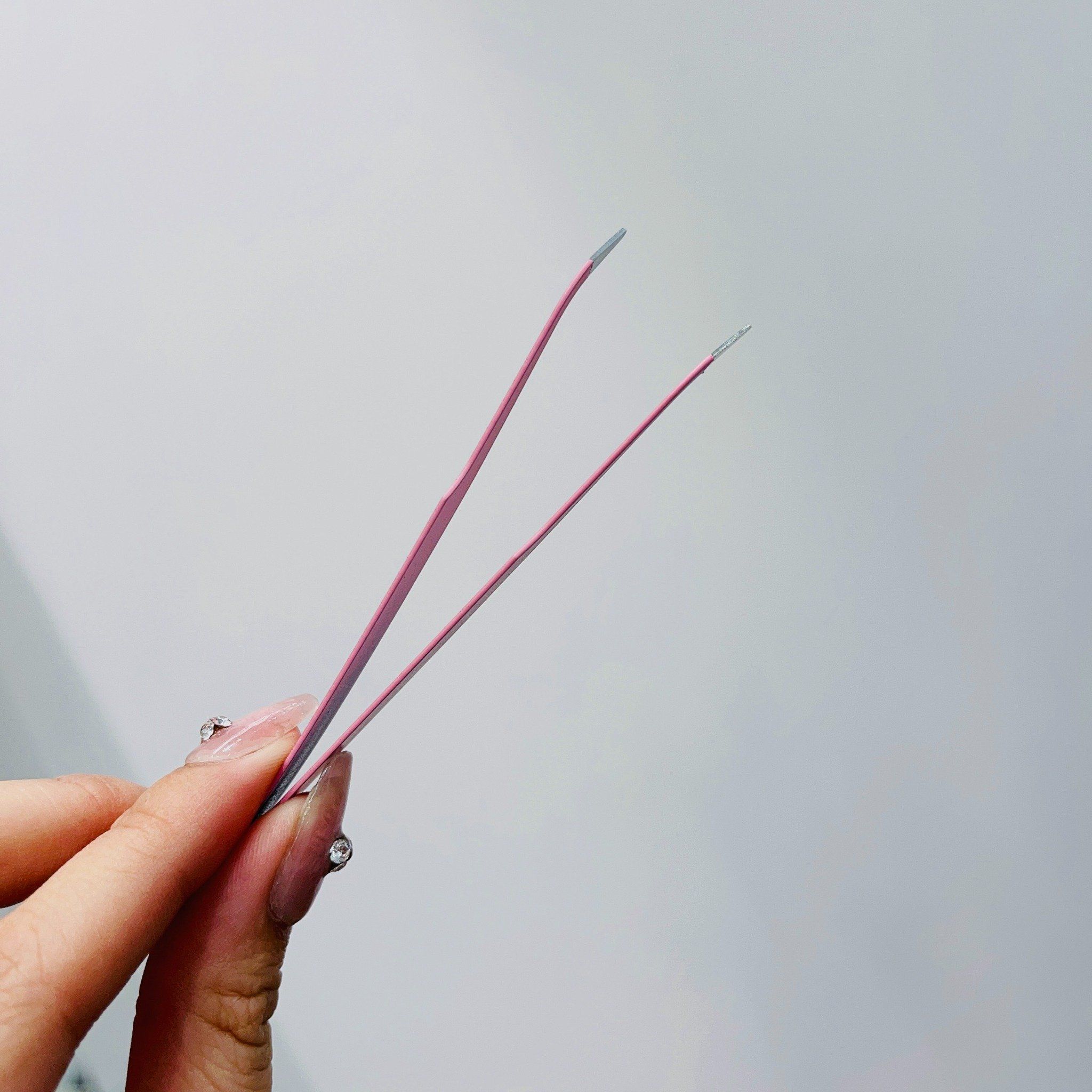 Nhíp gắn lông mi giả mũi nhọn thân hồng