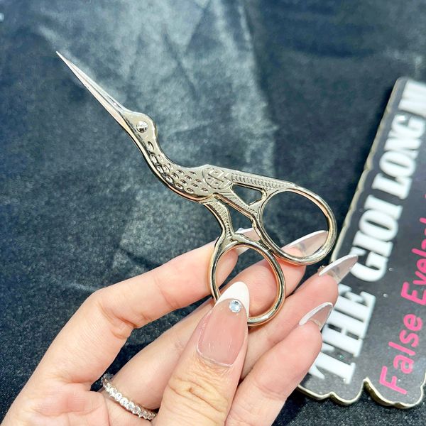 Kéo cắt tĩa lông mi hình chim hạc vàng chất liệu thép mạ vàng sáng bóng