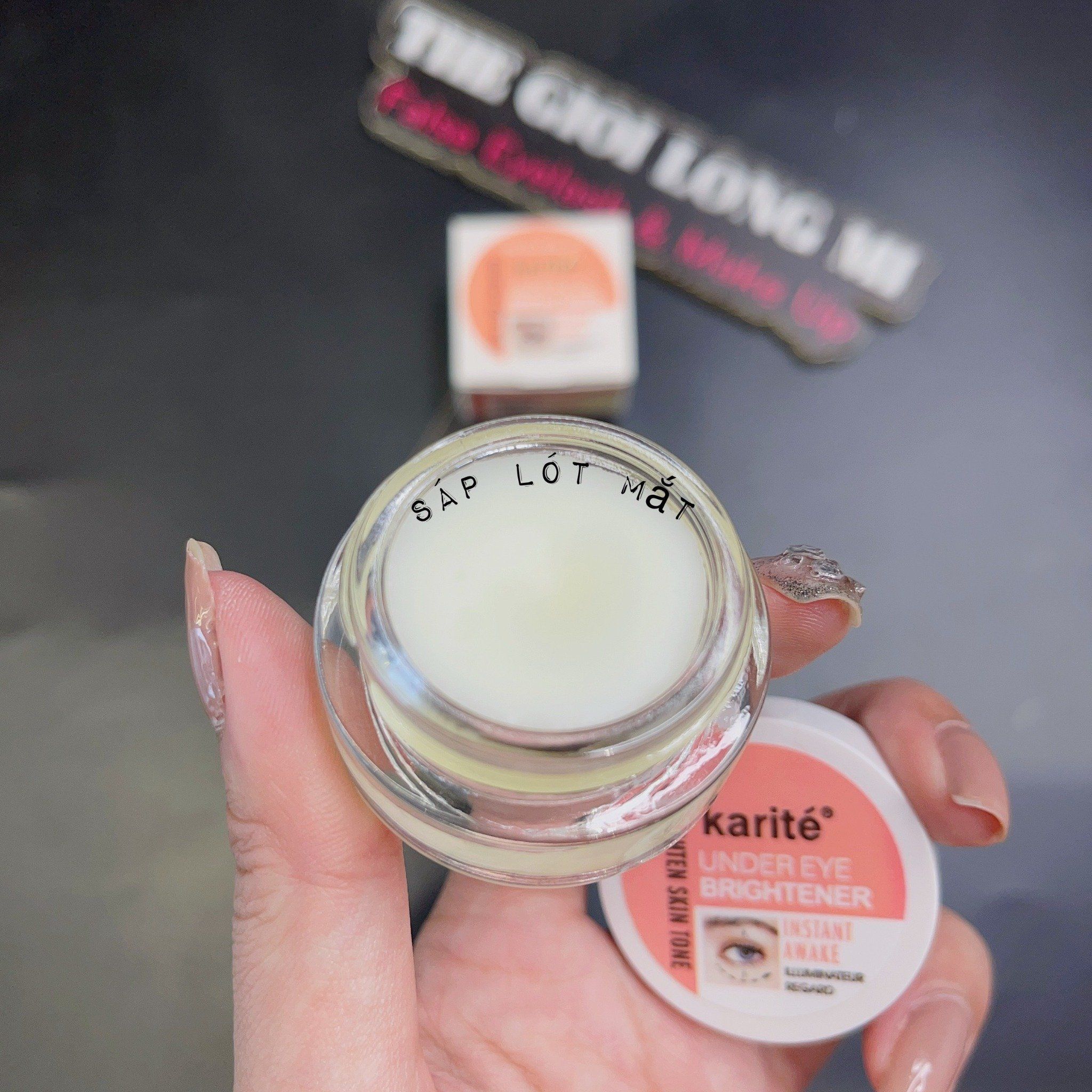 Sáp lót mắt trang điểm Under Eye Brightener thương hiệu Karité giúp gia tăng độ sáng của phấn mắt