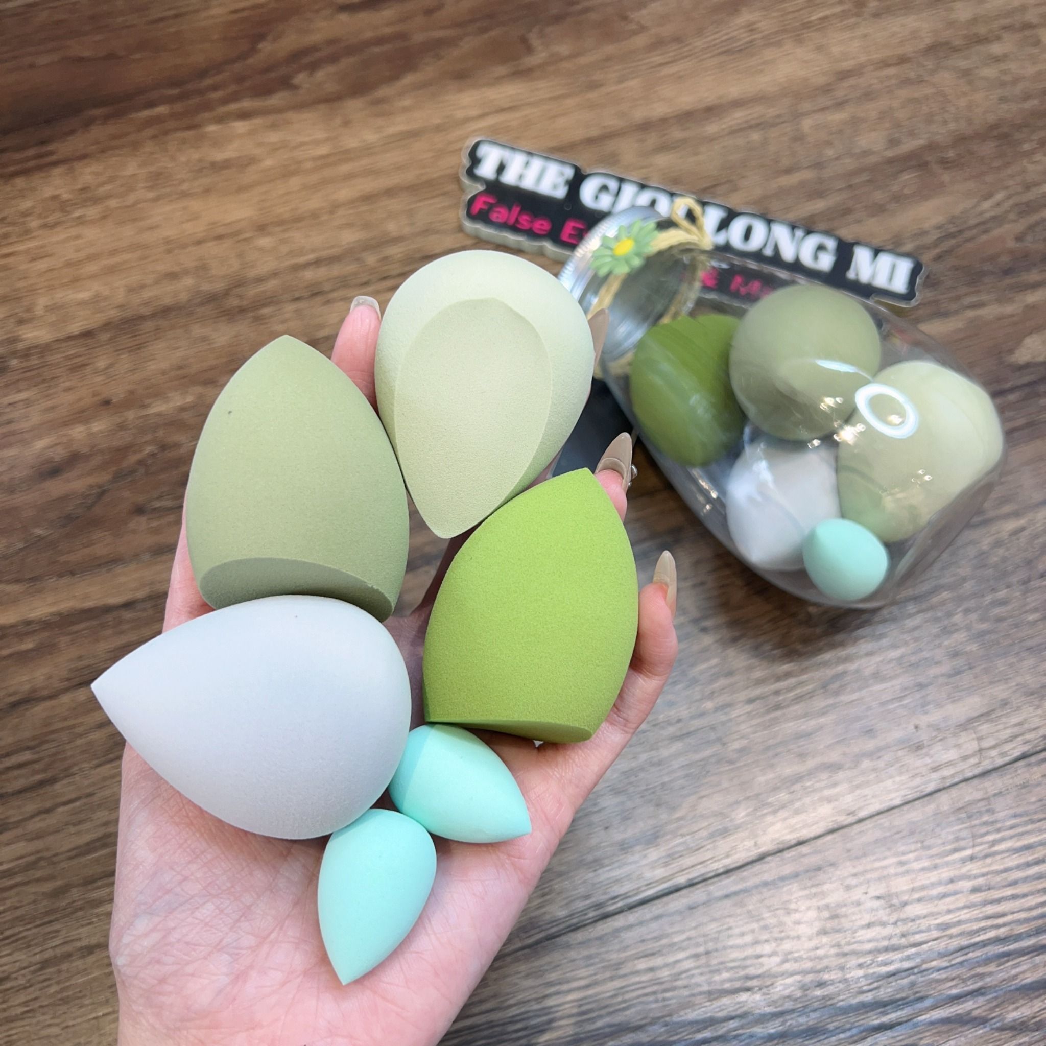 Mút trứng trang điểm tán kem nền 06 món đựng trong lọ thủy tinh thương hiệu TGLM