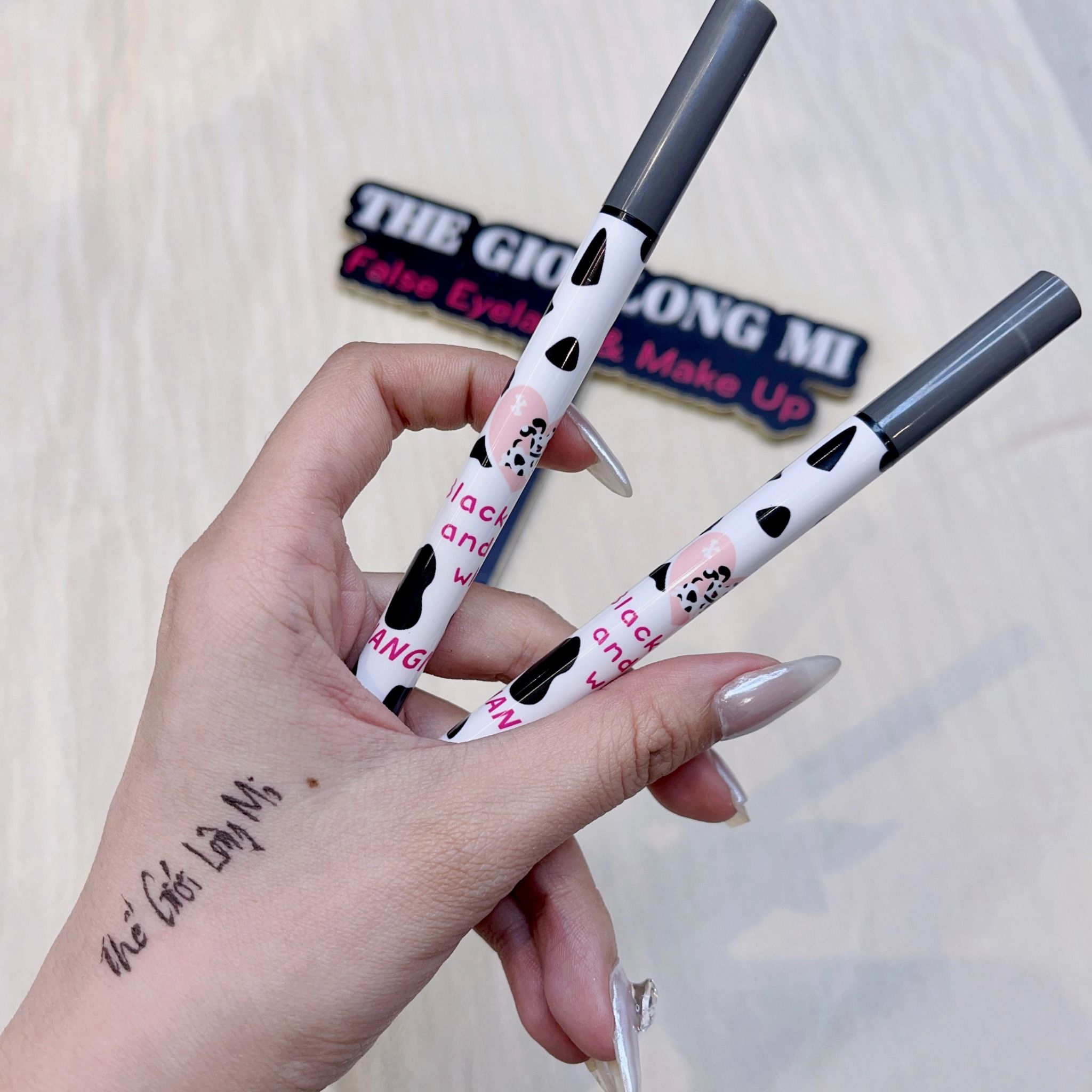 Dalmatian bút lông vẽ mắt đầu siêu nhỏ với họa tiết chú chó đốm xinh xắn thương hiệu Liangnishi