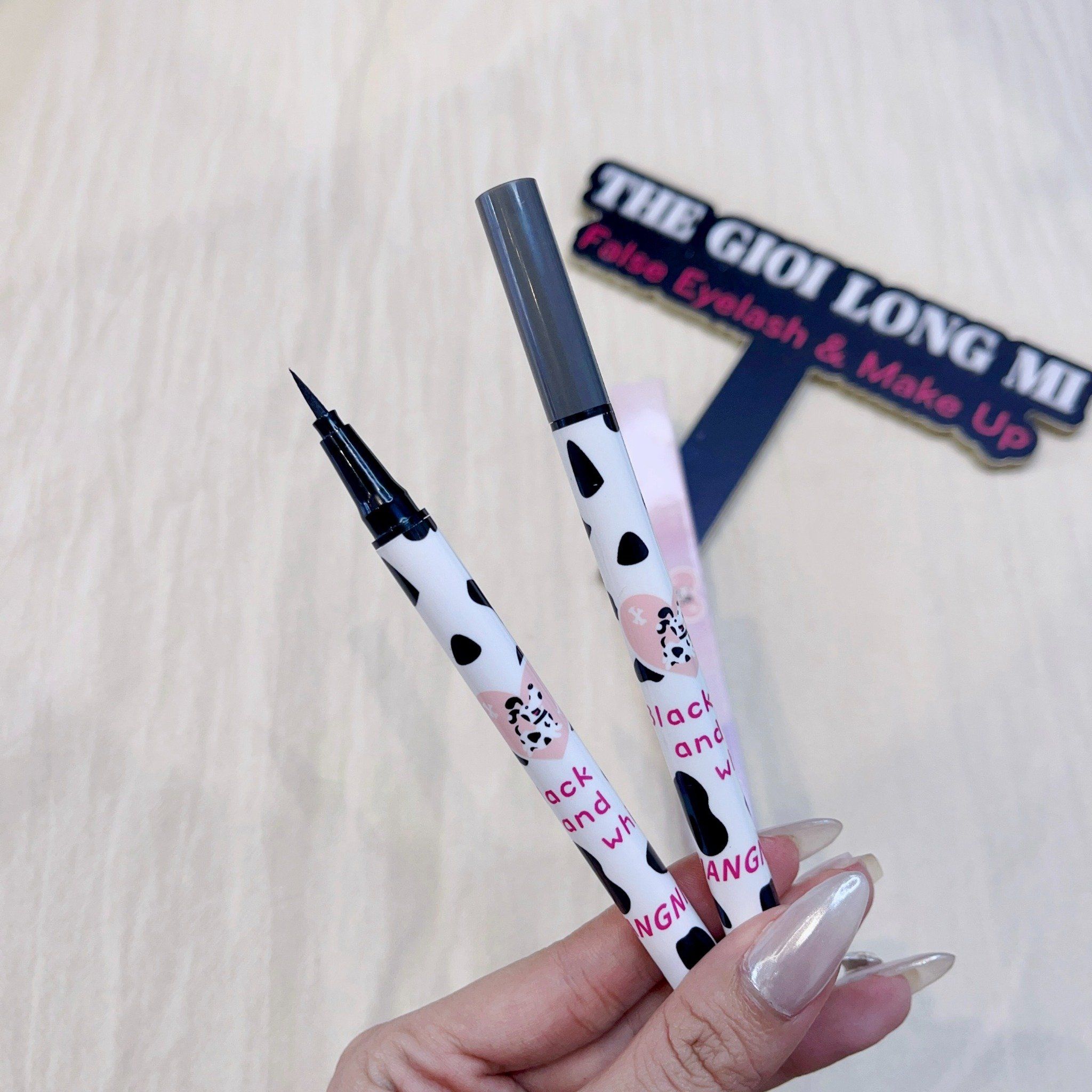 Dalmatian bút lông vẽ mắt đầu siêu nhỏ với họa tiết chú chó đốm xinh xắn thương hiệu Liangnishi