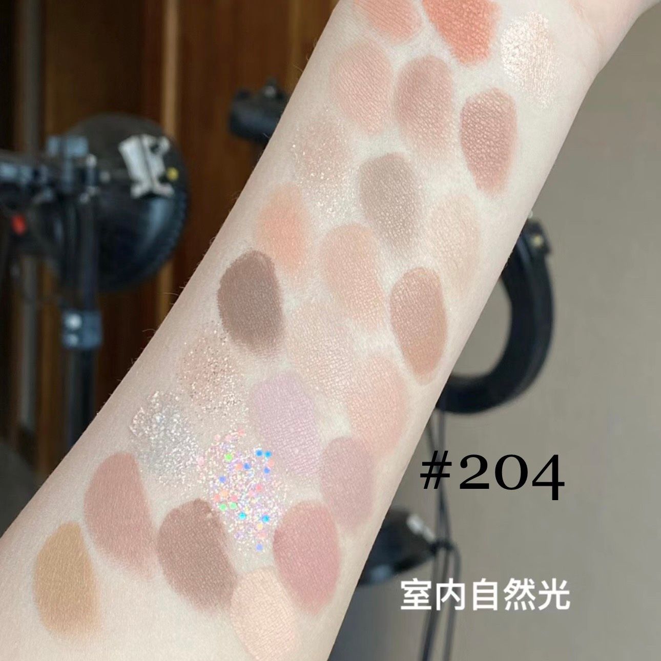 Year-end festive season 2023 bộ sưu tập phấn mắt 25 ô của thương hiệu Gogotales