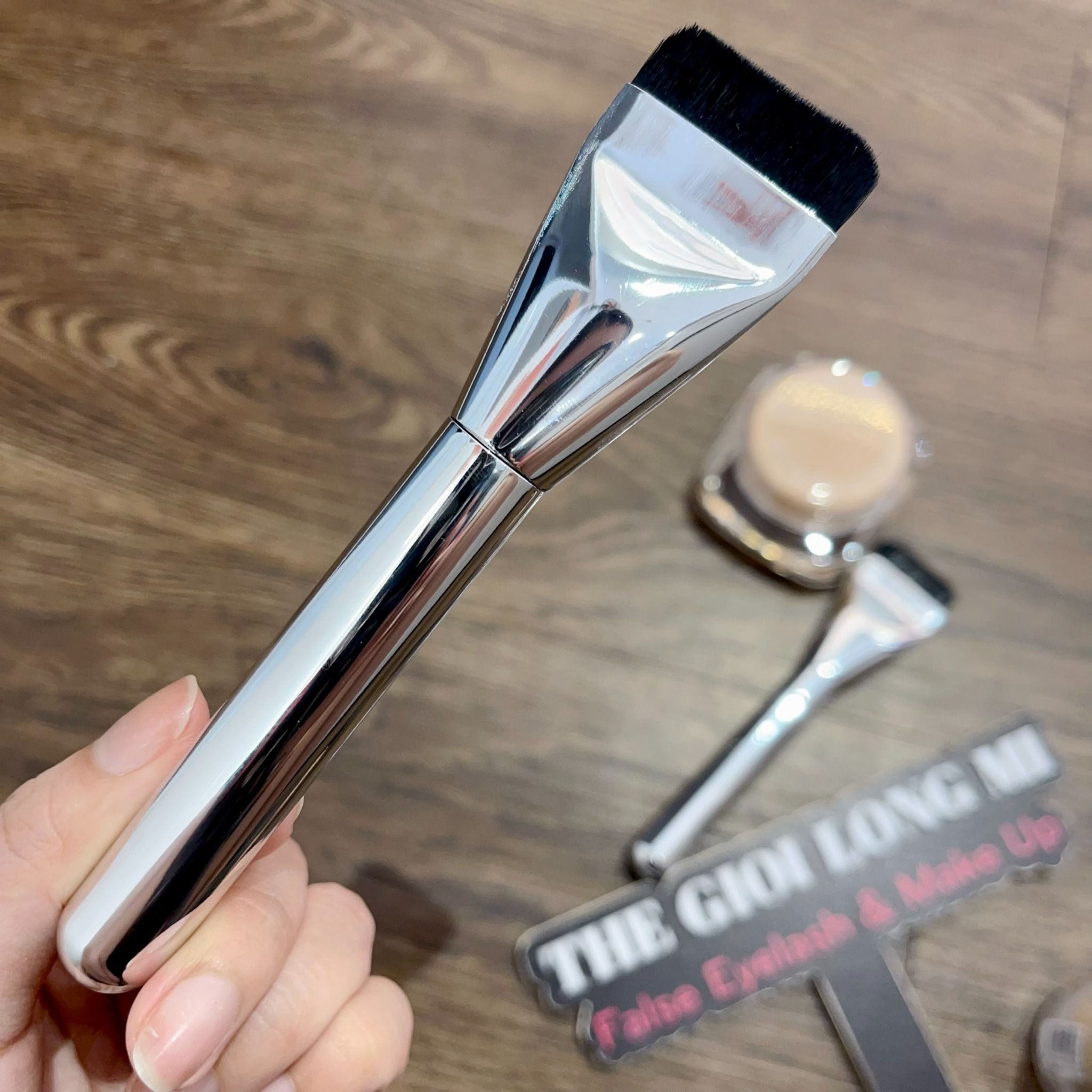 Cọ tán kem nền đầu dẹp, thân mạ chrome sáng bóng (dài 14cm)