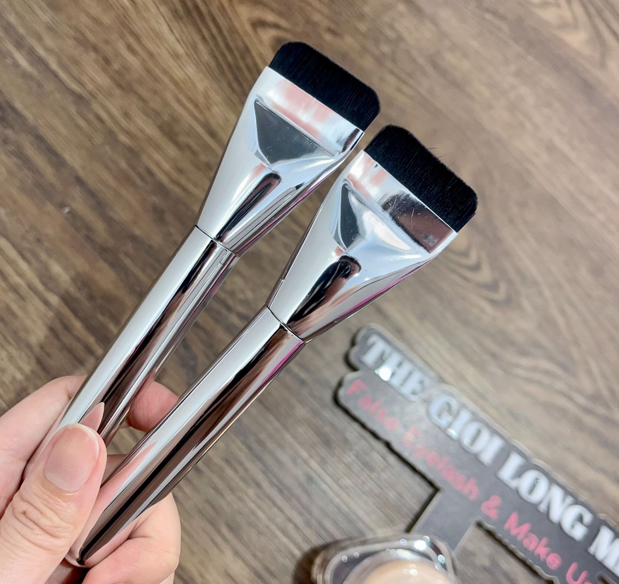 Cọ tán kem nền đầu dẹp, thân mạ chrome sáng bóng (dài 14cm)