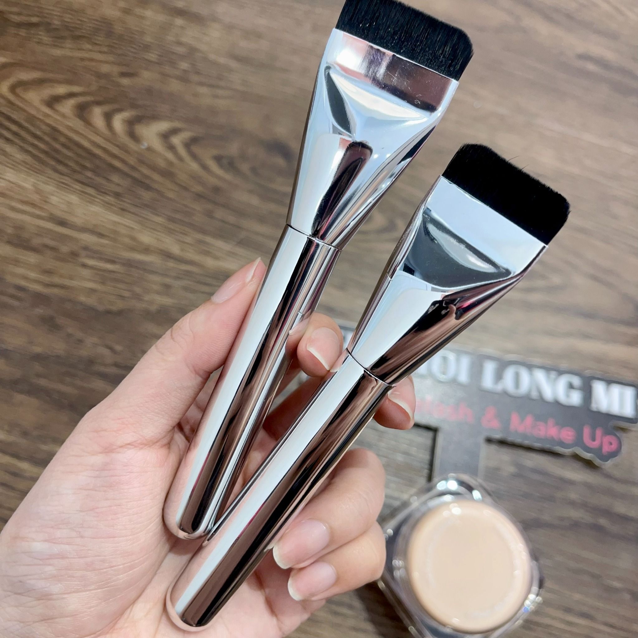 Cọ tán kem nền đầu dẹp, thân mạ chrome sáng bóng (dài 14cm)