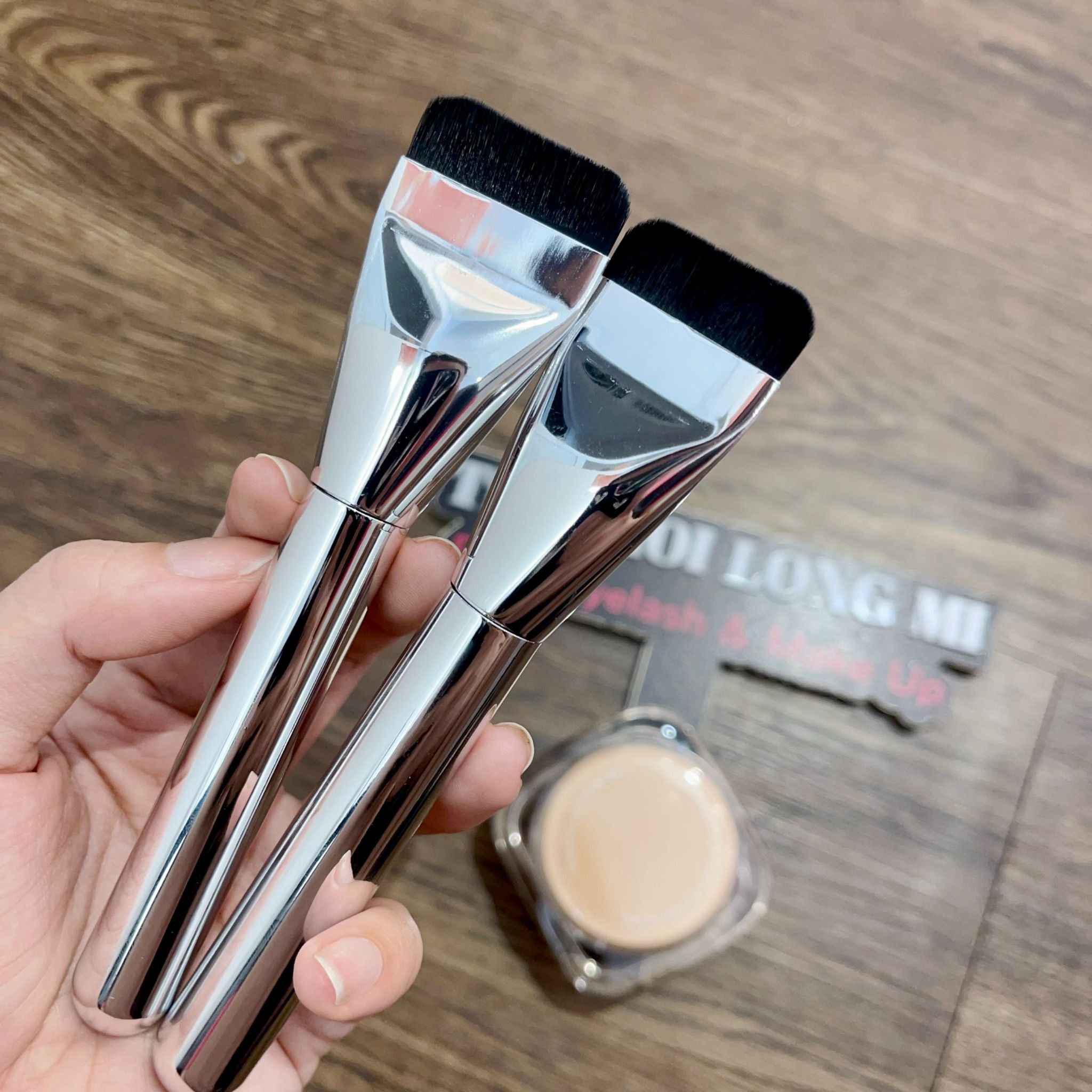 Cọ tán kem nền đầu dẹp, thân mạ chrome sáng bóng (dài 14cm)