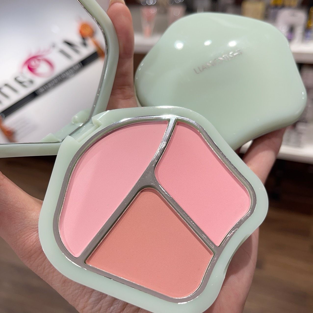  Shell blush má hồng 3 ô với thiết kế vỏ sò đẹp mắt đến từ thương hiệu Liangnishi 