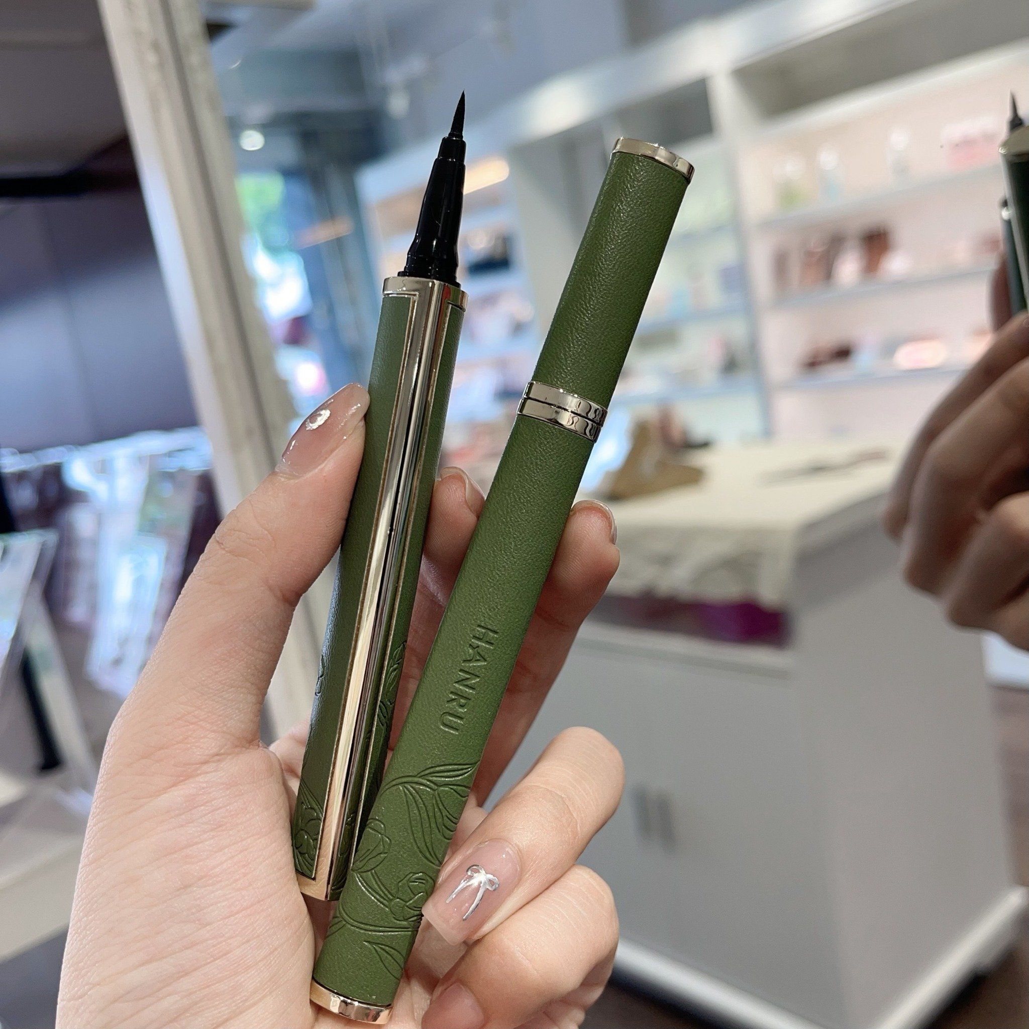 Tourmaline eye pencil vẽ mắt nước đến từ thương hiệu Hanru