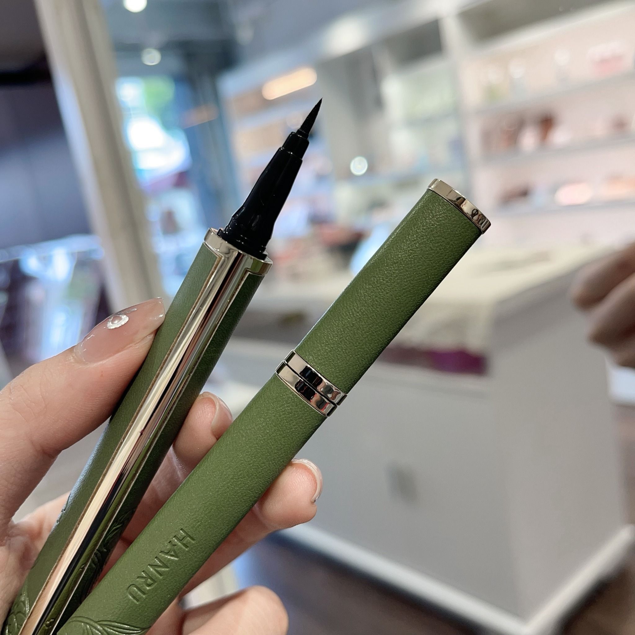 Tourmaline eye pencil vẽ mắt nước đến từ thương hiệu Hanru
