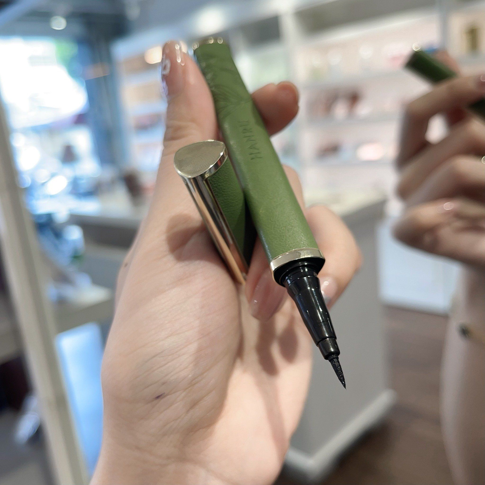 Tourmaline eye pencil vẽ mắt nước đến từ thương hiệu Hanru