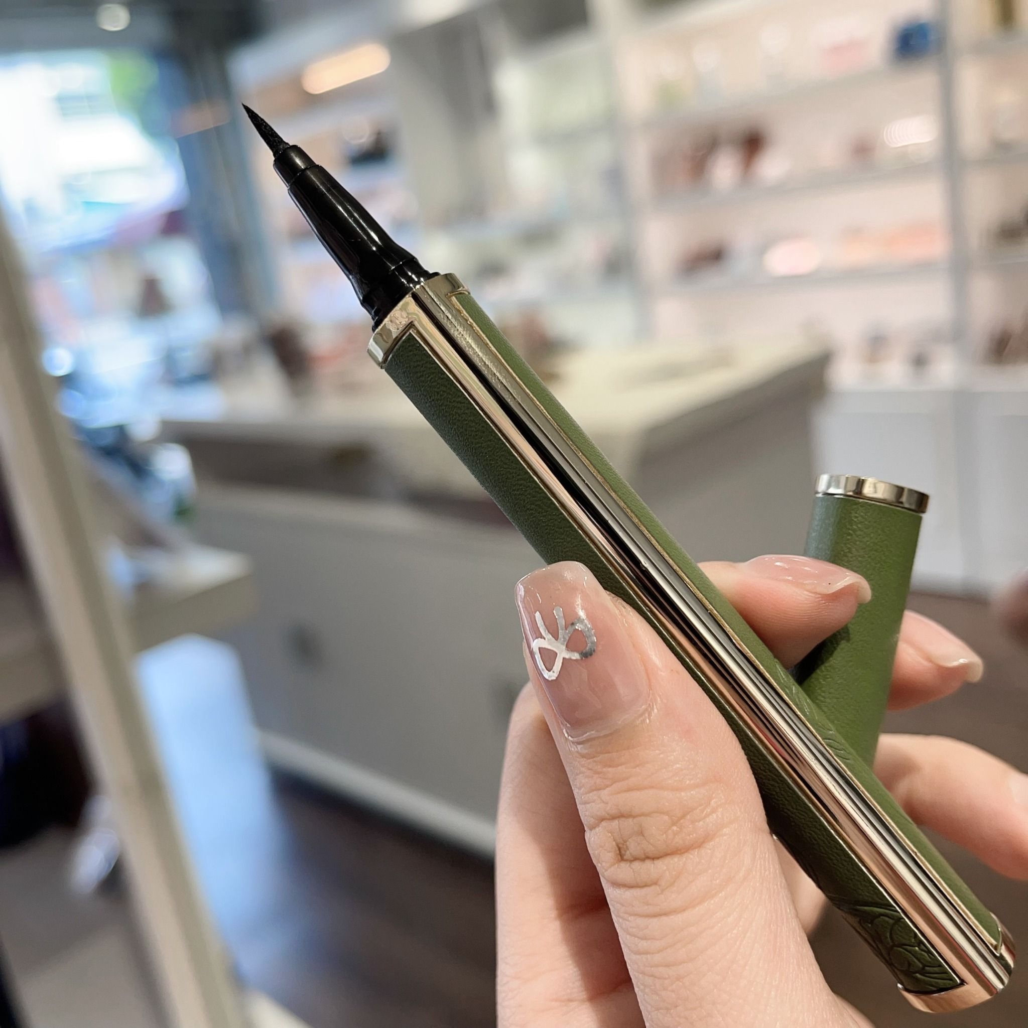 Tourmaline eye pencil vẽ mắt nước đến từ thương hiệu Hanru