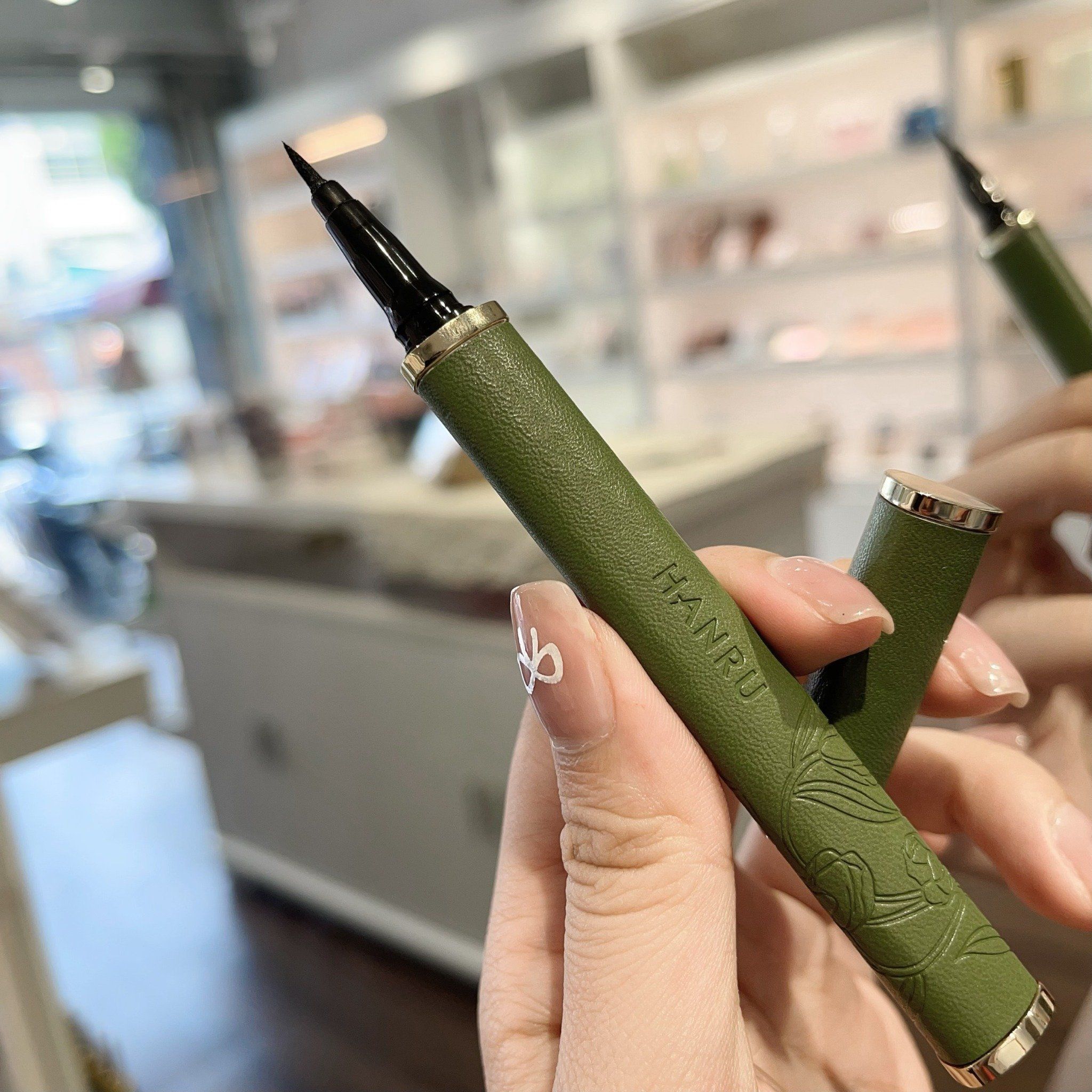 Tourmaline eye pencil vẽ mắt nước đến từ thương hiệu Hanru