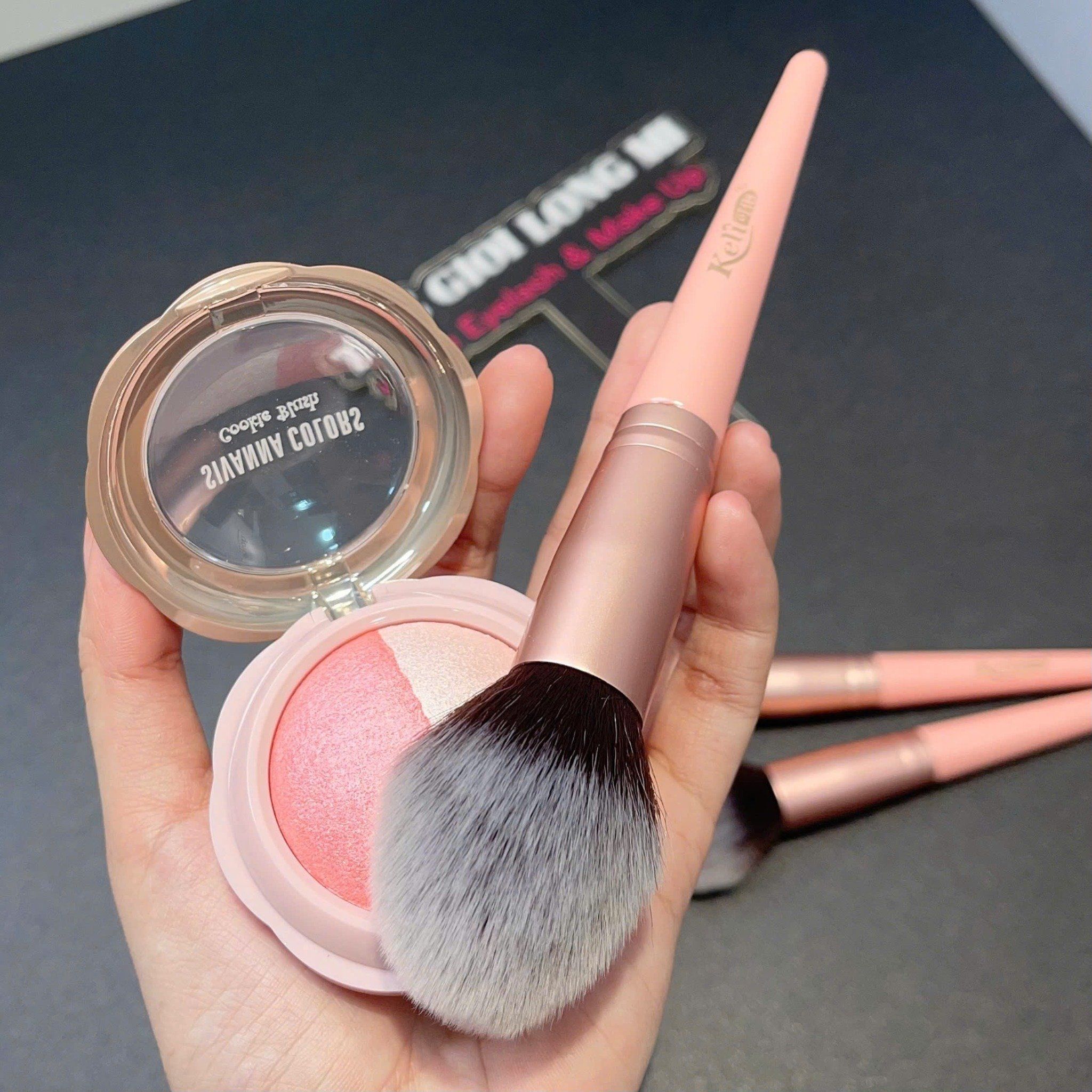Keli cọ má hồng màu vàng hồng pastel với điểm nhấn mờ sang xịn mịn cho các nàng
