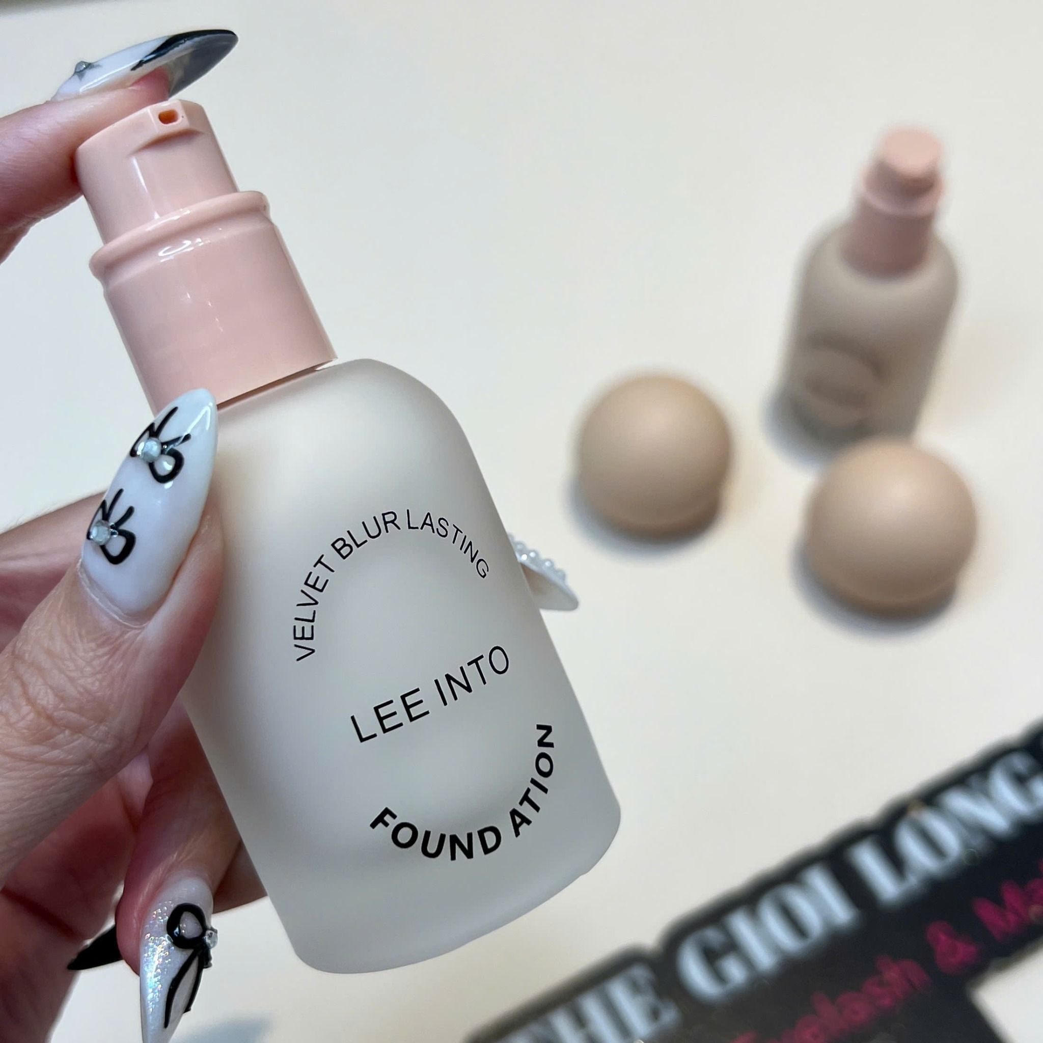 Velvet Blur Lasting foundation kem nền dạng chai có nắp xịt thương hiệu Lee Into