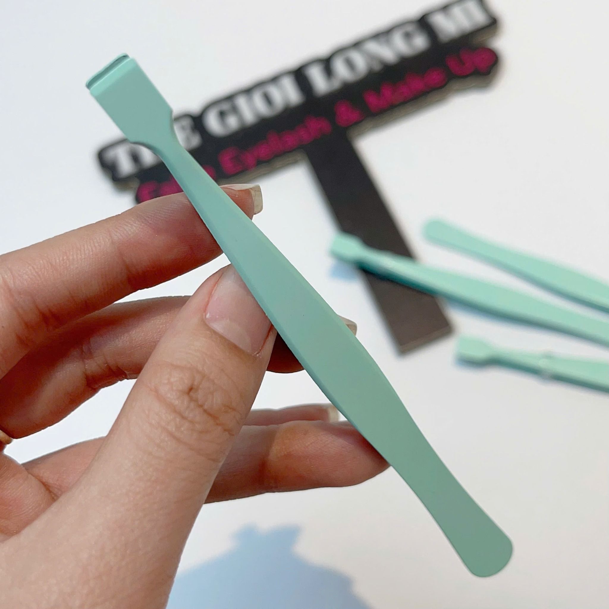 Nhíp gắp lông mi đầu vuông màu xanh camay
