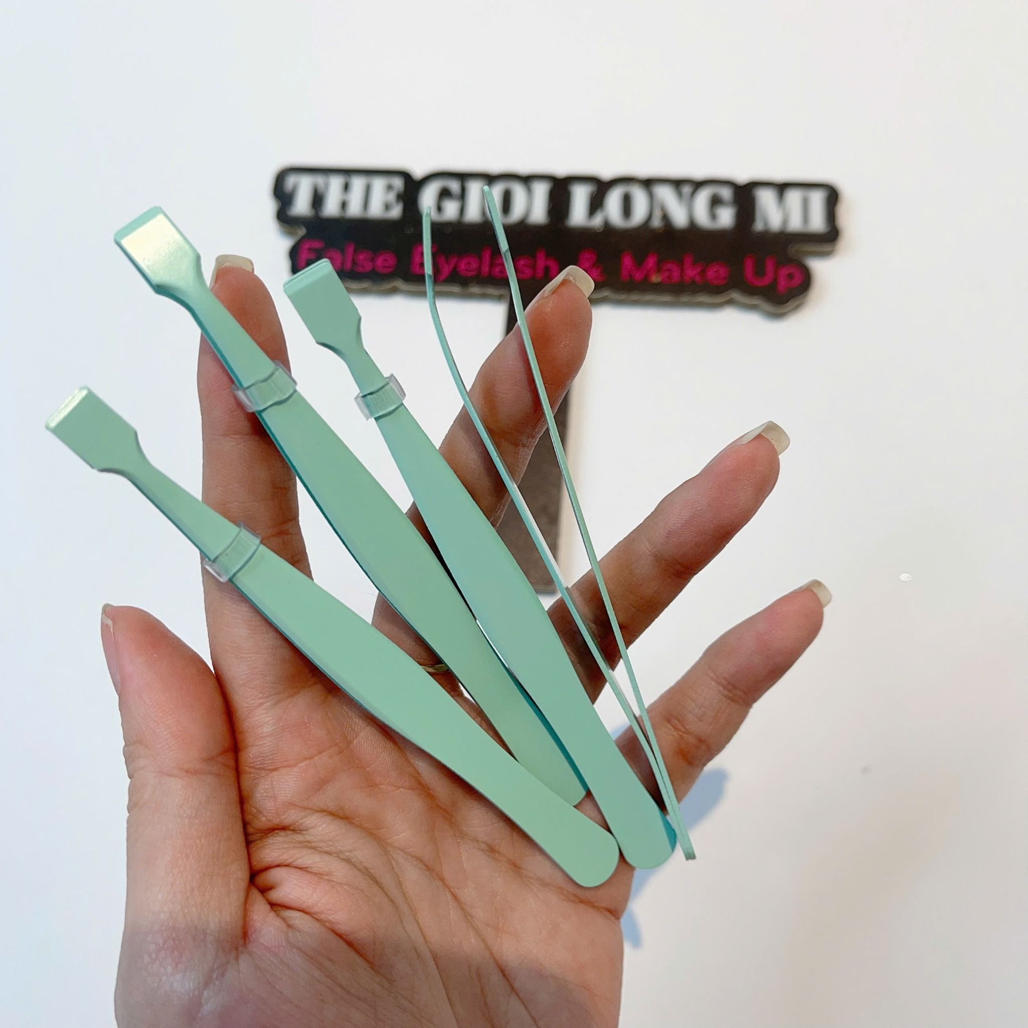 Nhíp gắp lông mi đầu vuông màu xanh camay