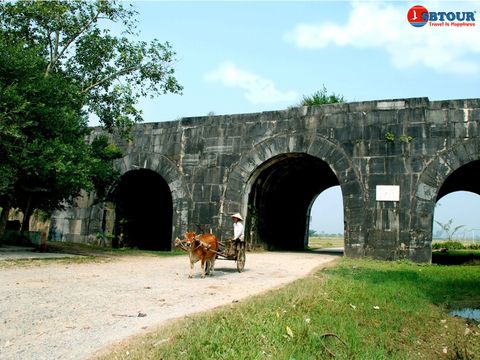 SUỐI CÁ THẦN - THÀNH NHÀ HỒ - ĐỀN SÒNG - ĐỀN BÀ TRIỆU