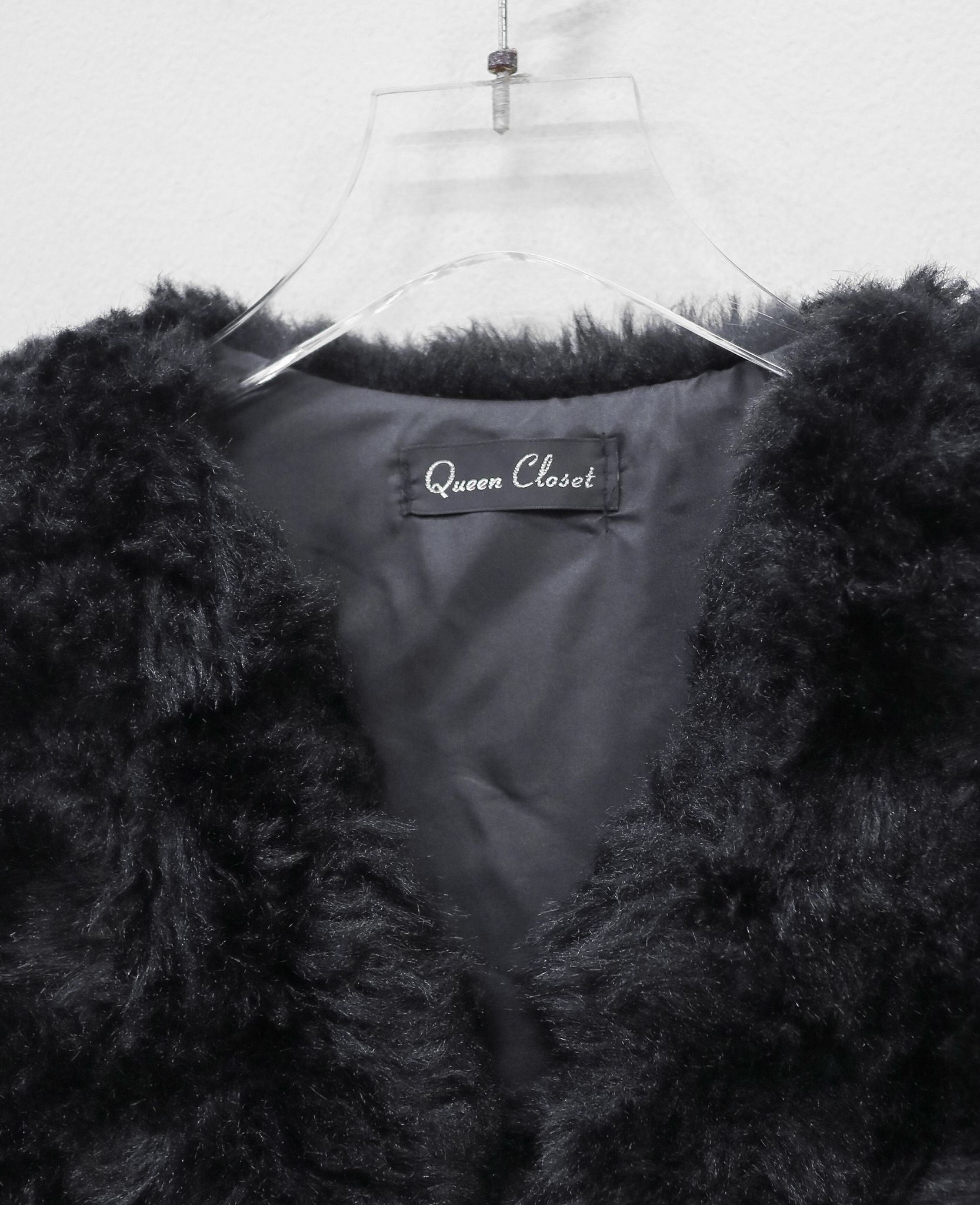 12.20.24 - VTG CROPPED FAUX FUR VEST JACKET - QUEEN CLOSET