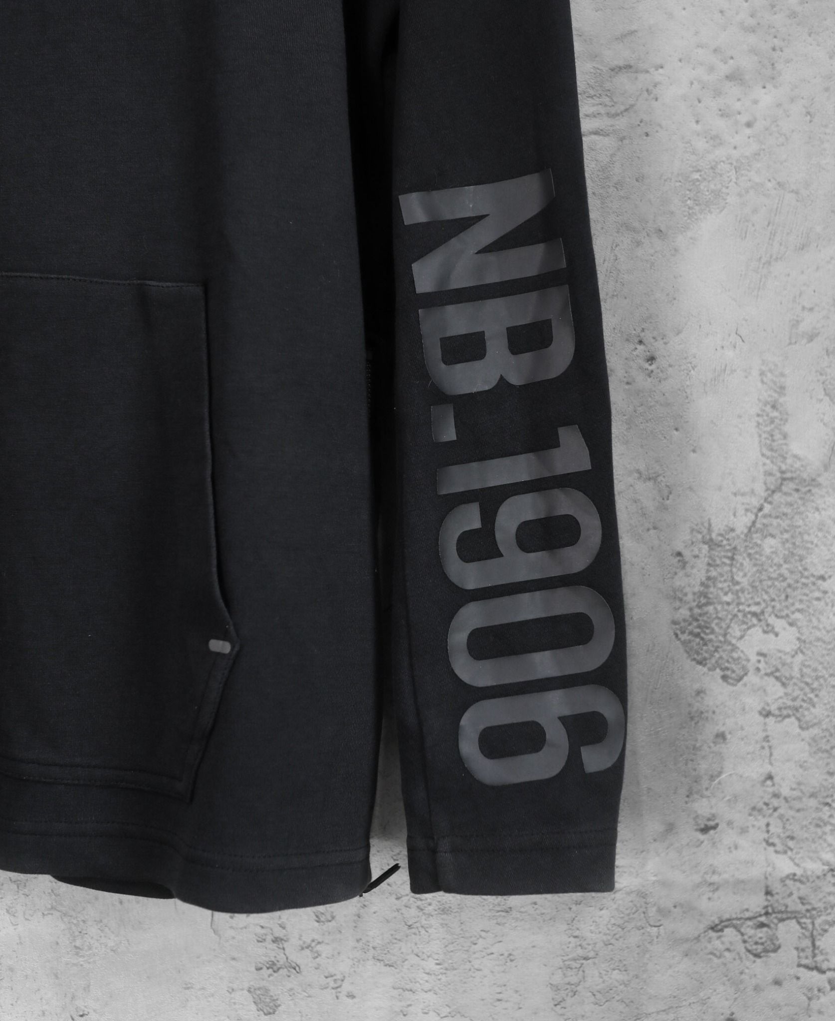 10.26.23 - VTG SWEATSHIRT - NEW BALANCE