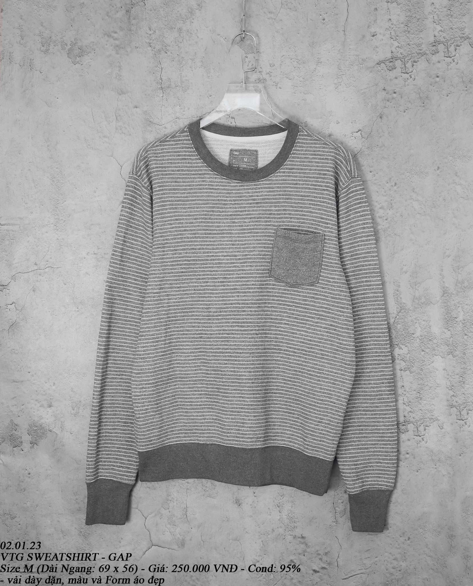 02.01.23 - VTG SWEATSHIRT - GAP