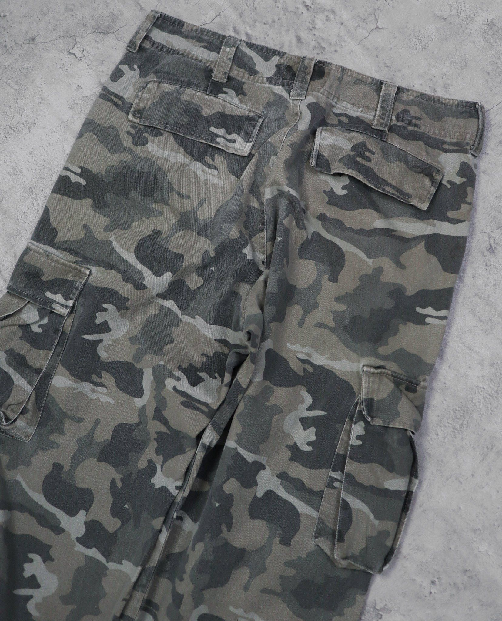 01.29.23 - VTG CARGO PANTS - SIX STAR